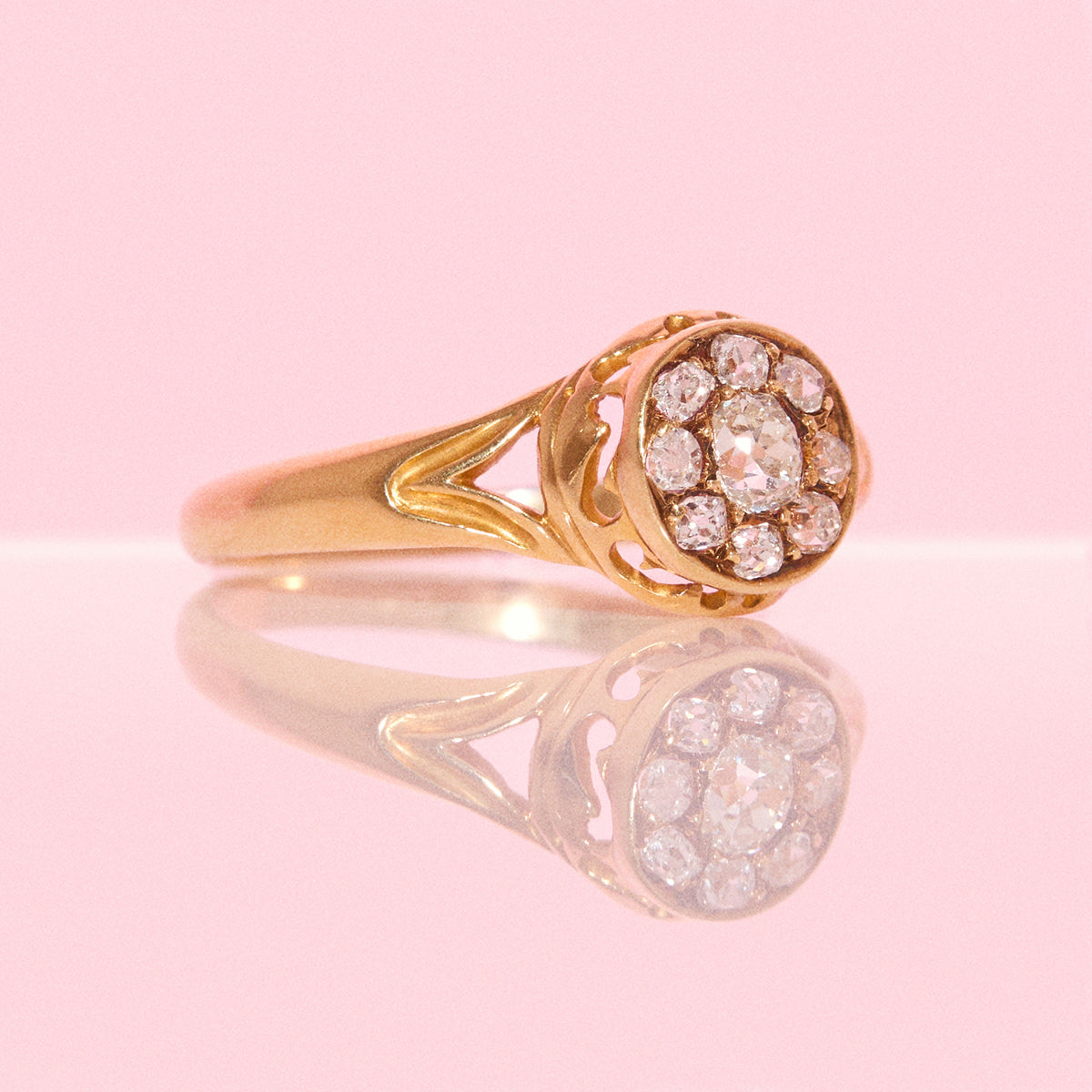 Vintage 18ct gold old cut diamond carved ring