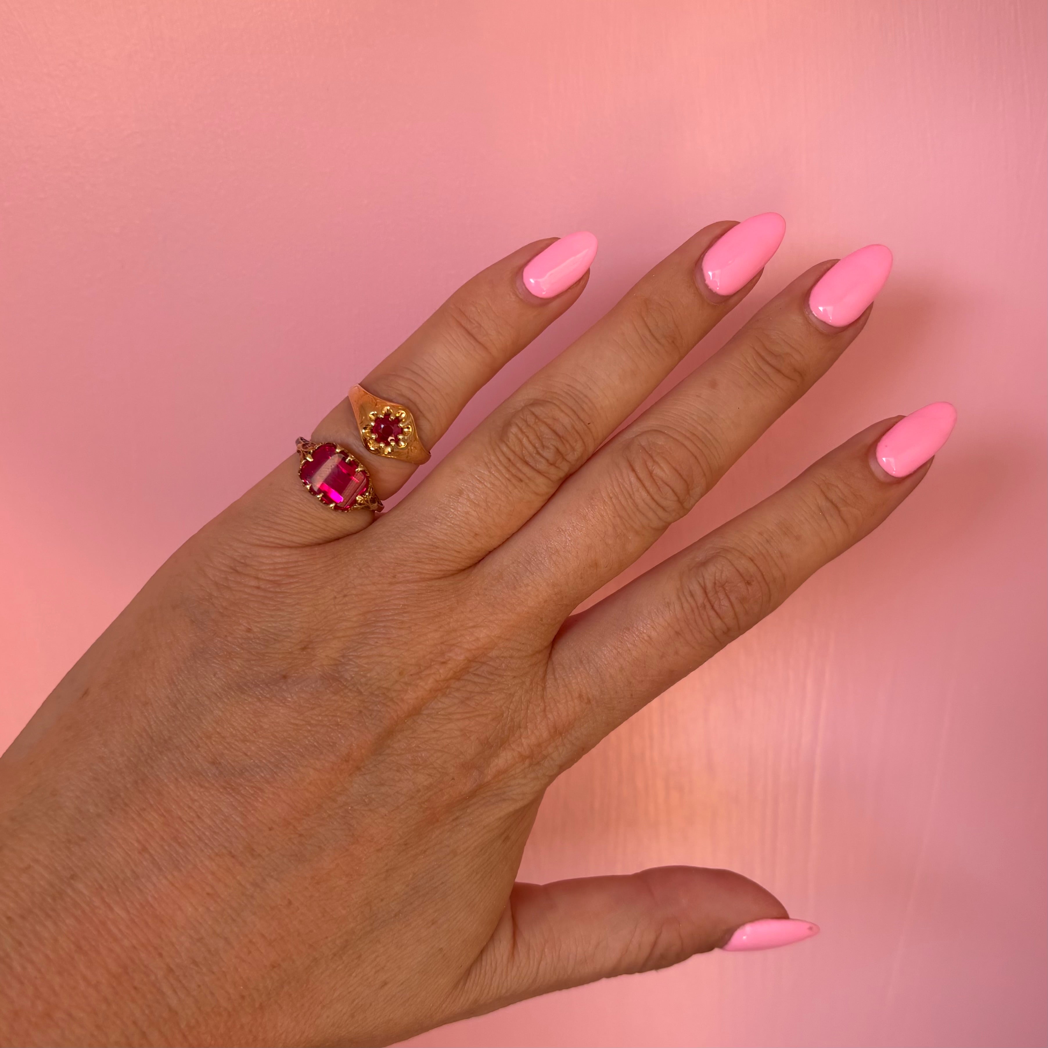 18ct gold ruby engraved ring