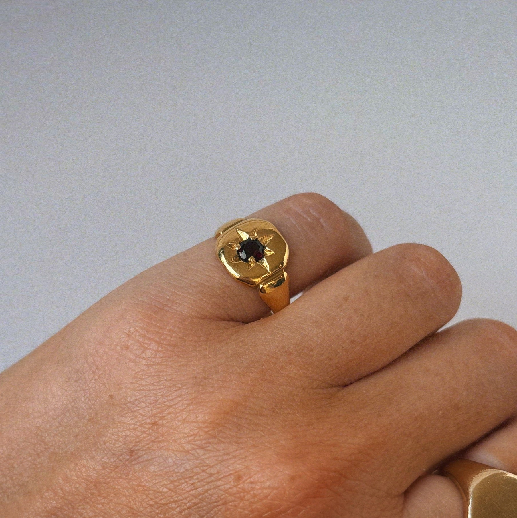 18ct gold starburst ruby ring