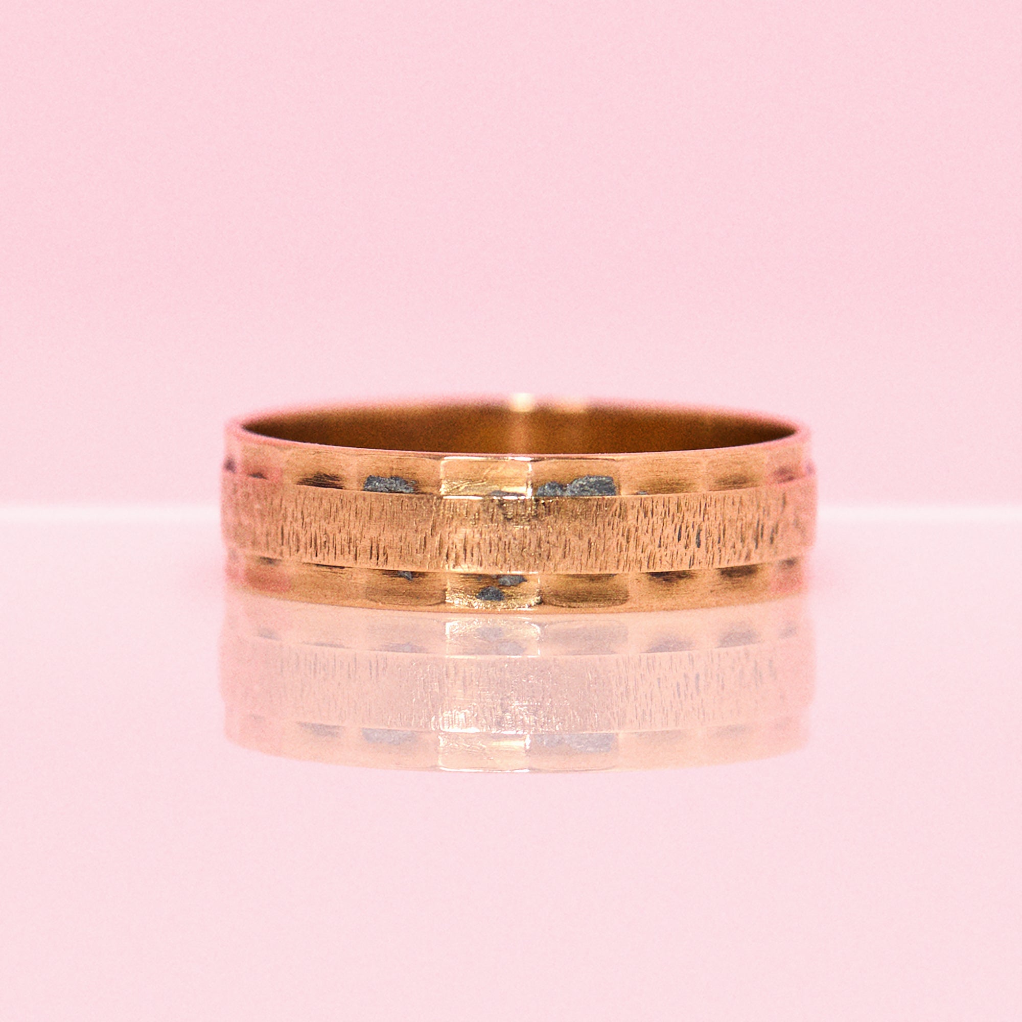 18ct gold patterned band