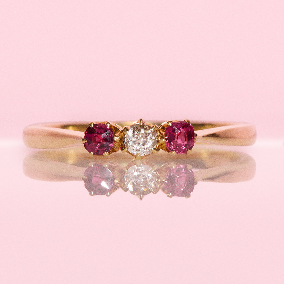 Vintage 18ct gold 0.30ct ruby and 0.10ct diamond ring