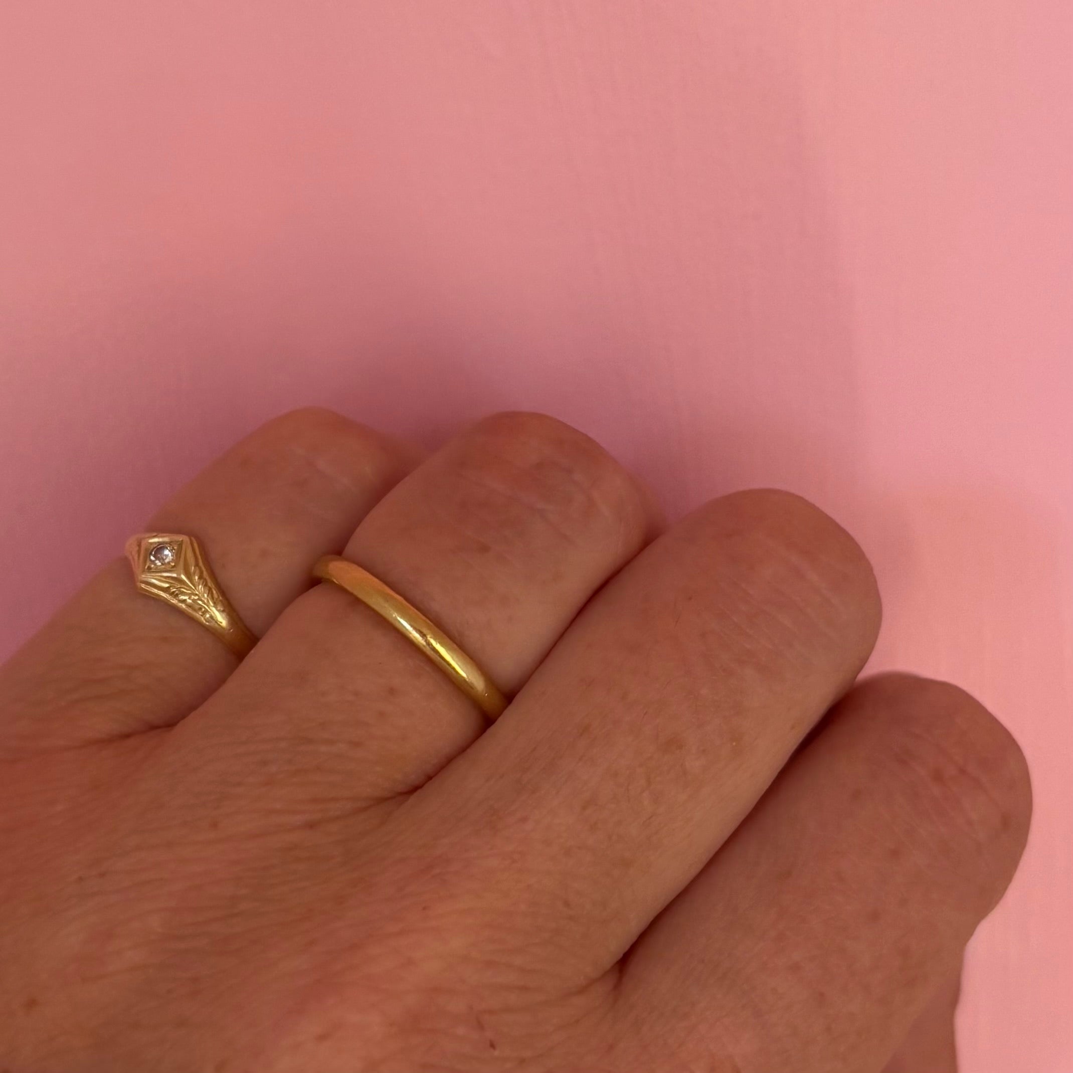 Vintage 18ct gold 2mm band