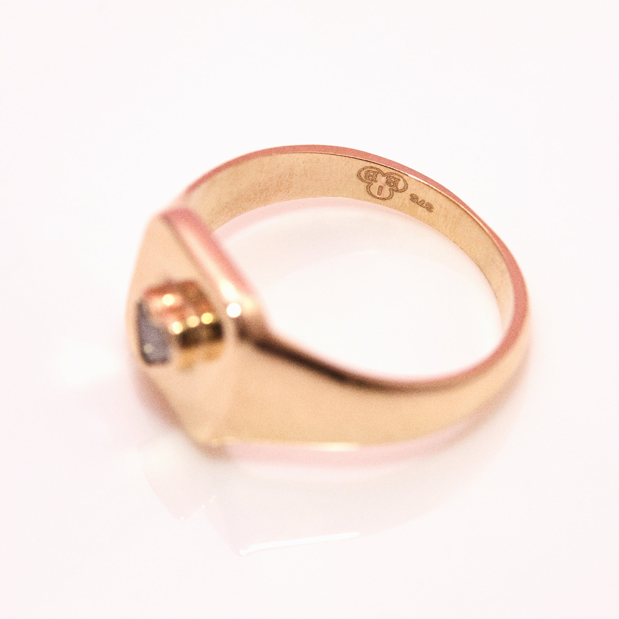 9ct gold 0.31ct heart-shaped diamond vintage square signet ring