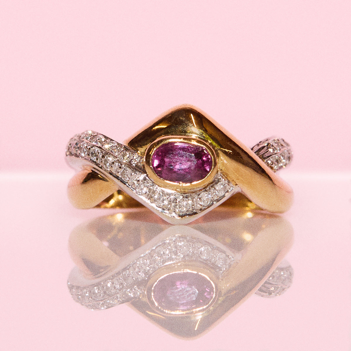 Vintage 18ct gold 0.22ct ruby and 0.26ct diamond ring