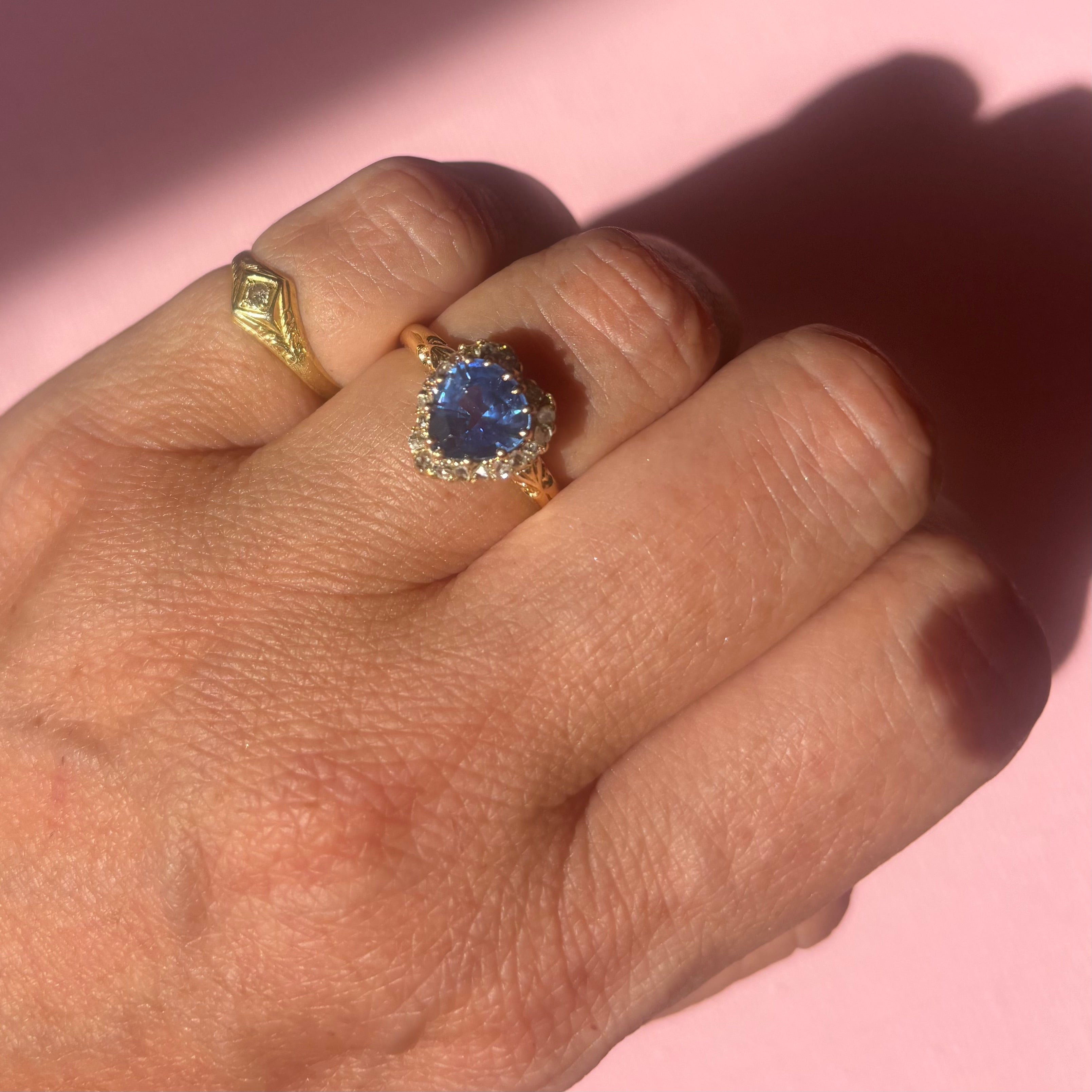 Vintage 18ct gold heart shaped 2.10ct Sri Lankan sapphire Victorian ring