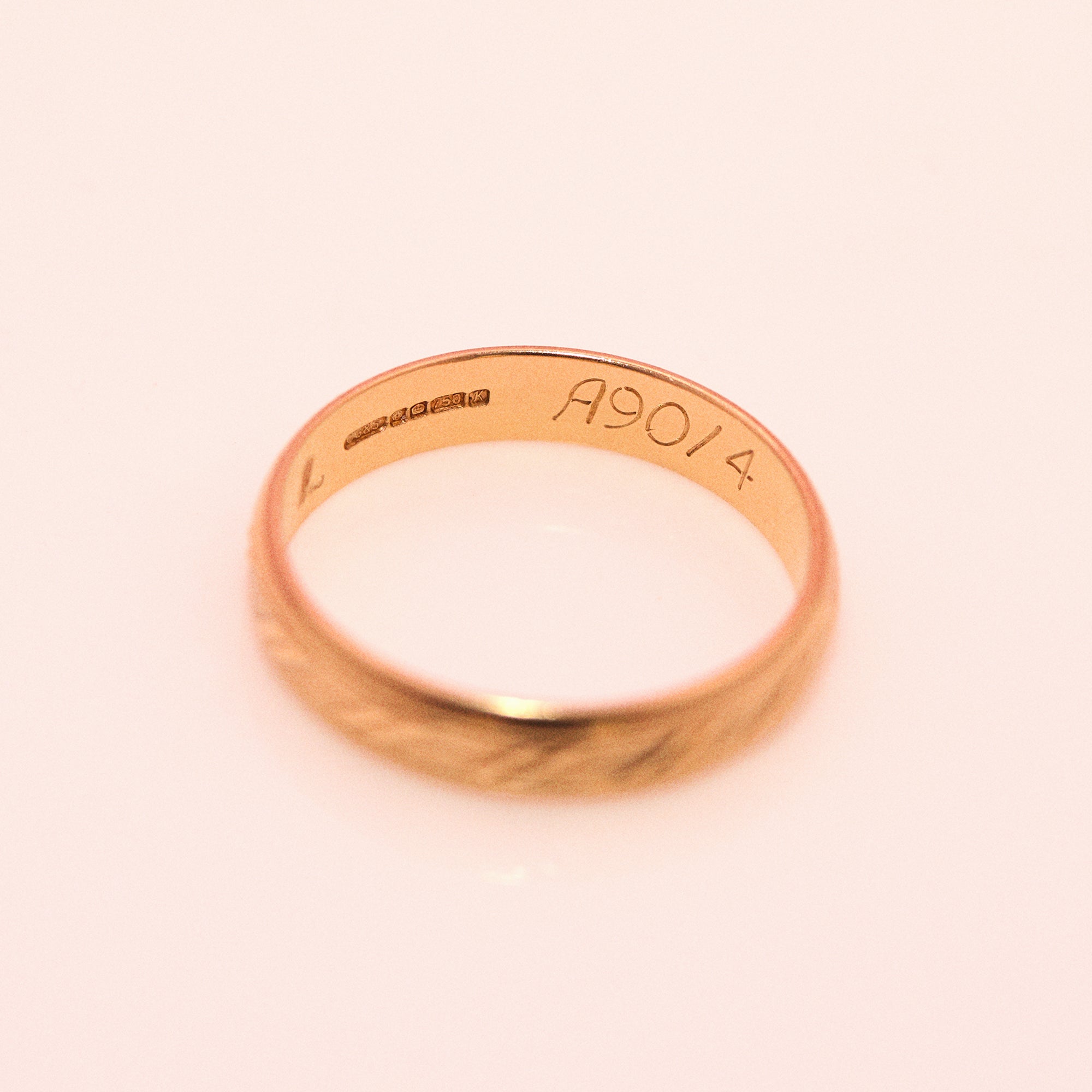 18ct gold engraved band