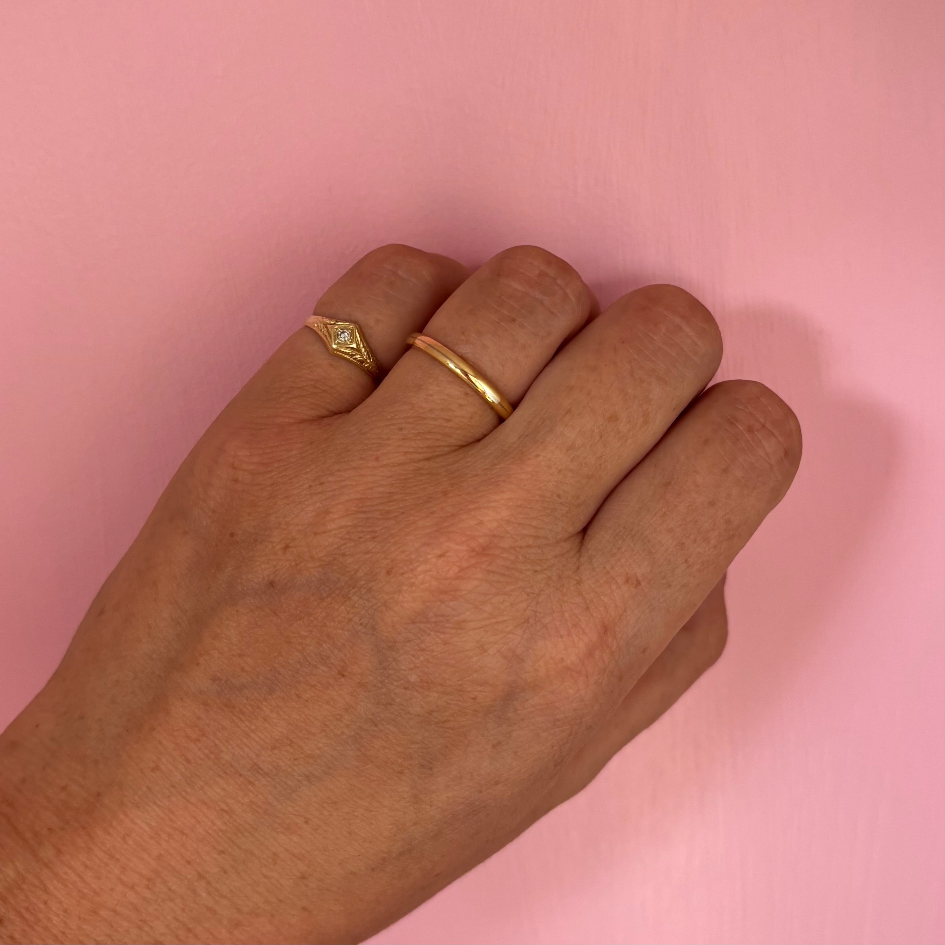 18ct gold 2mm curved band