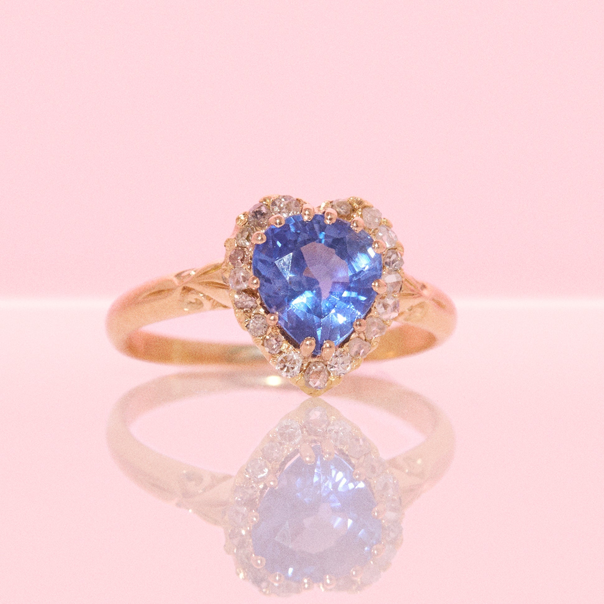 Vintage 18ct gold heart shaped 2.10ct Sri Lankan sapphire Victorian ring