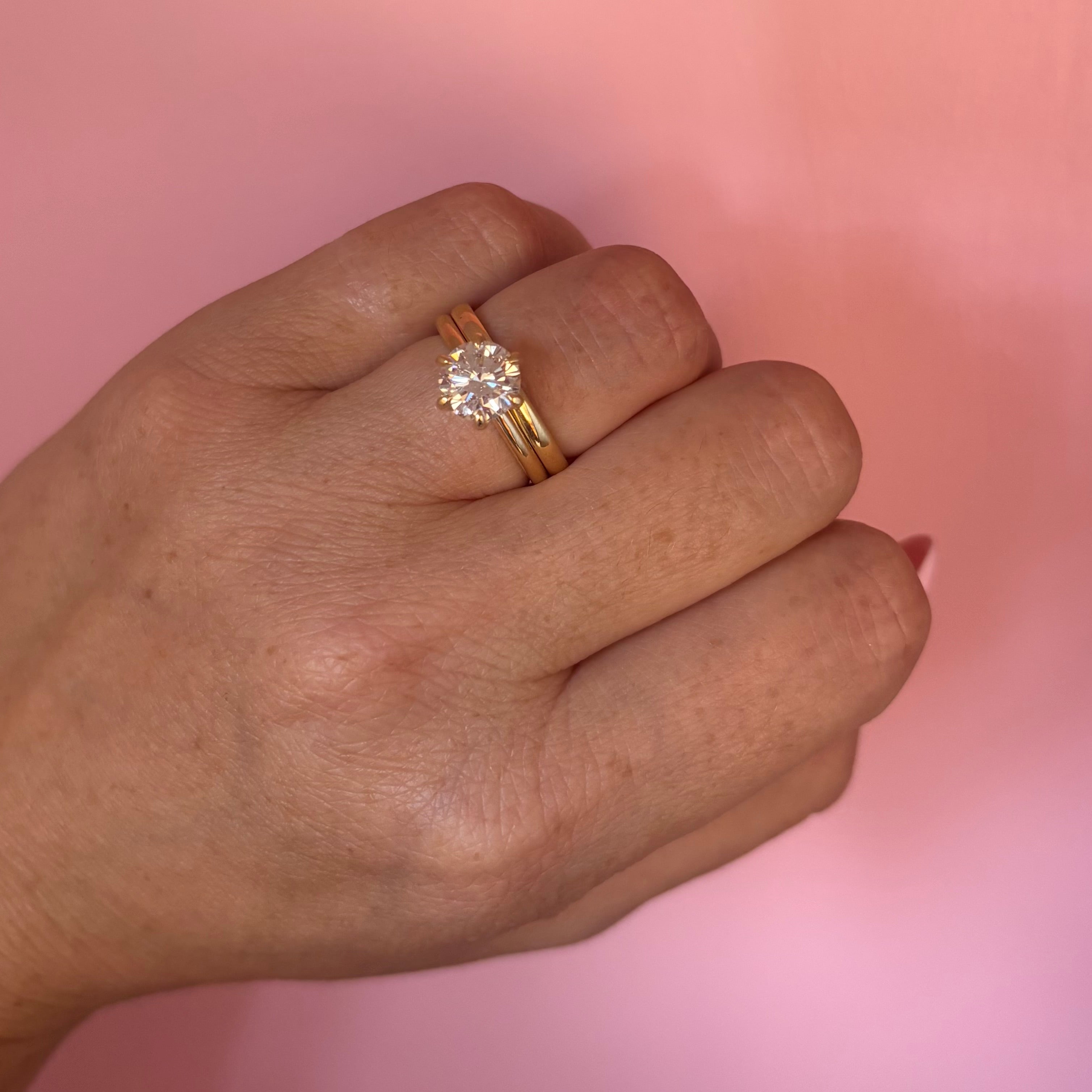 18ct gold 2mm curved band