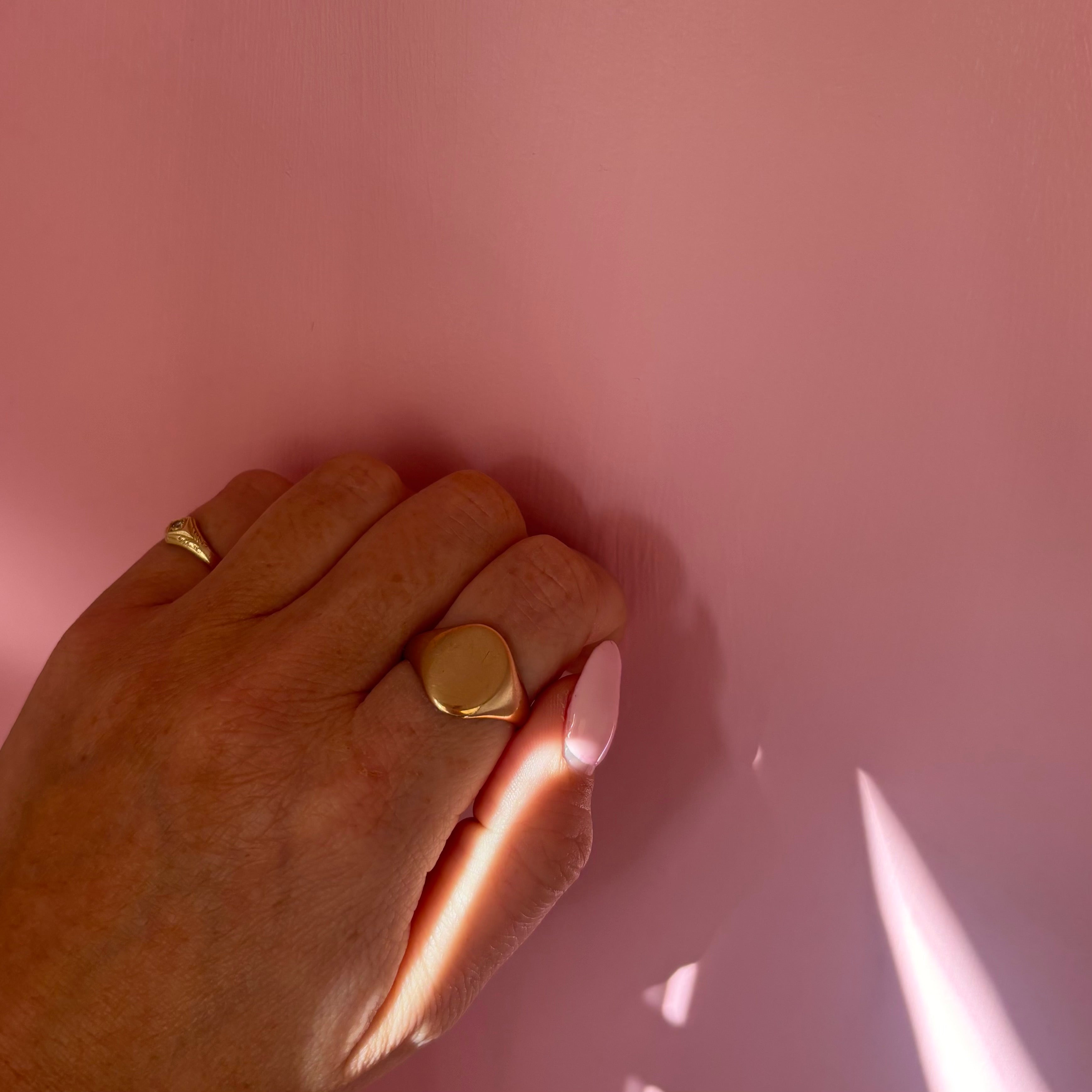 9ct gold oval vintage signet ring (suitable for engraving)