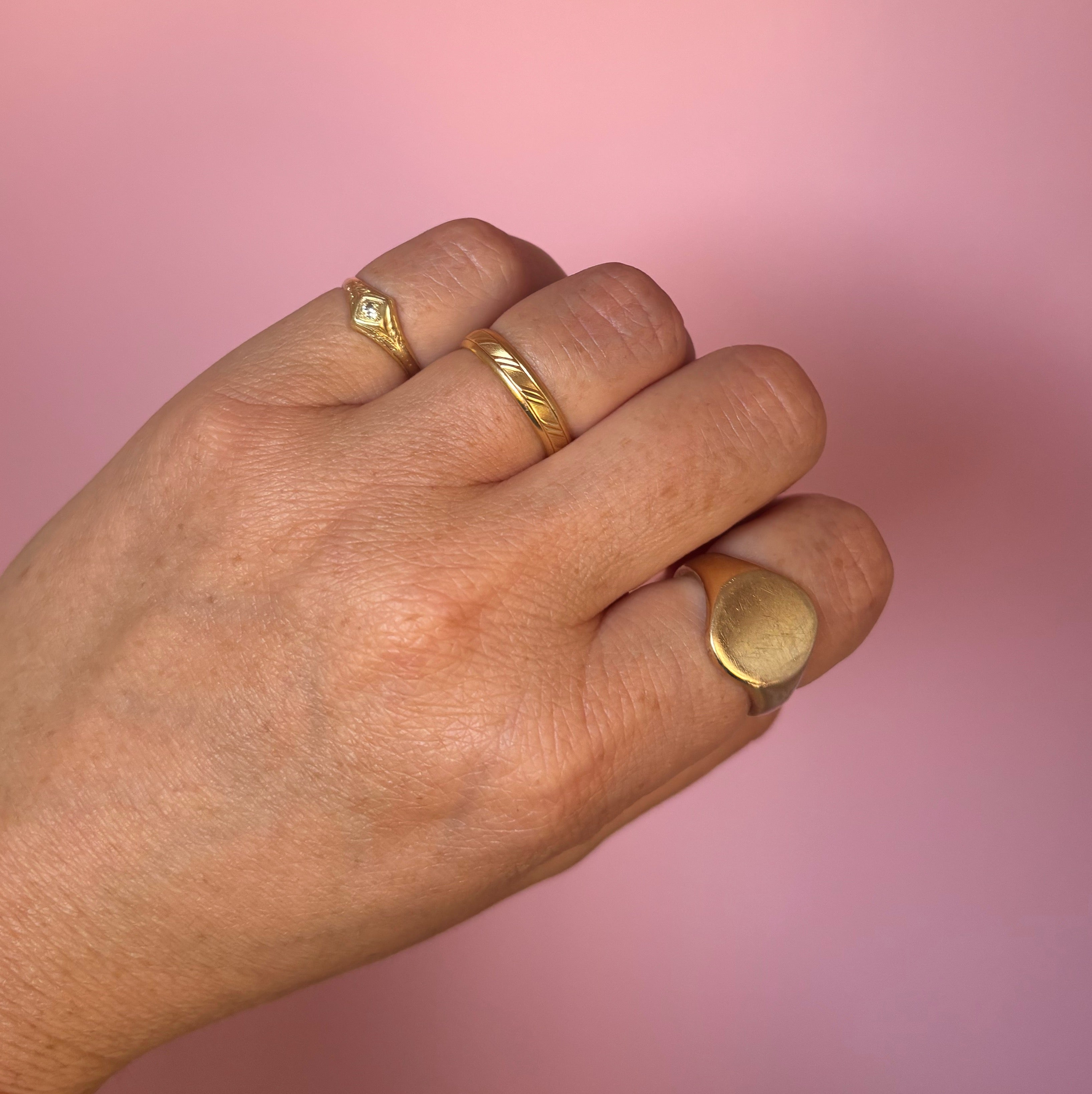 18ct gold engraved band