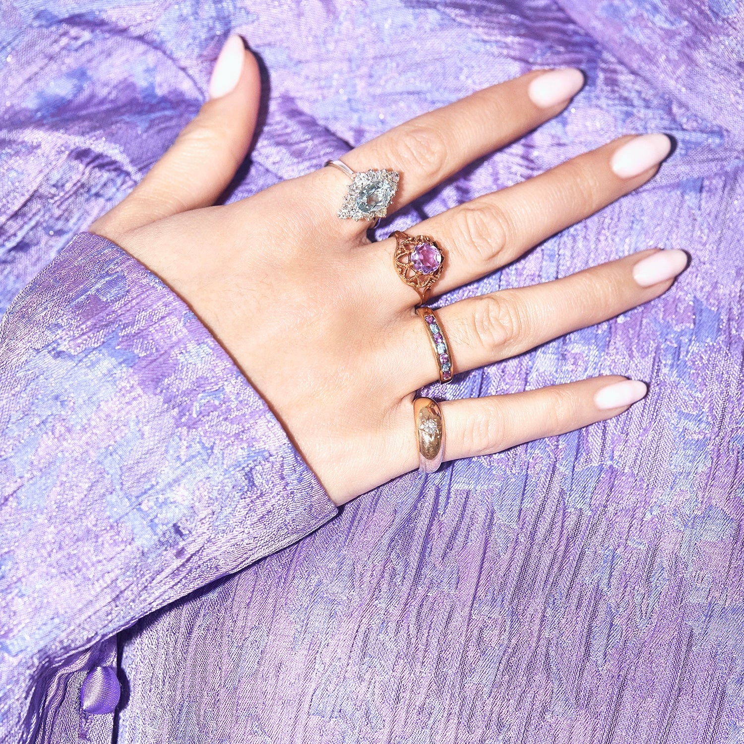 18ct white gold ring set with an aquamarine and diamonds