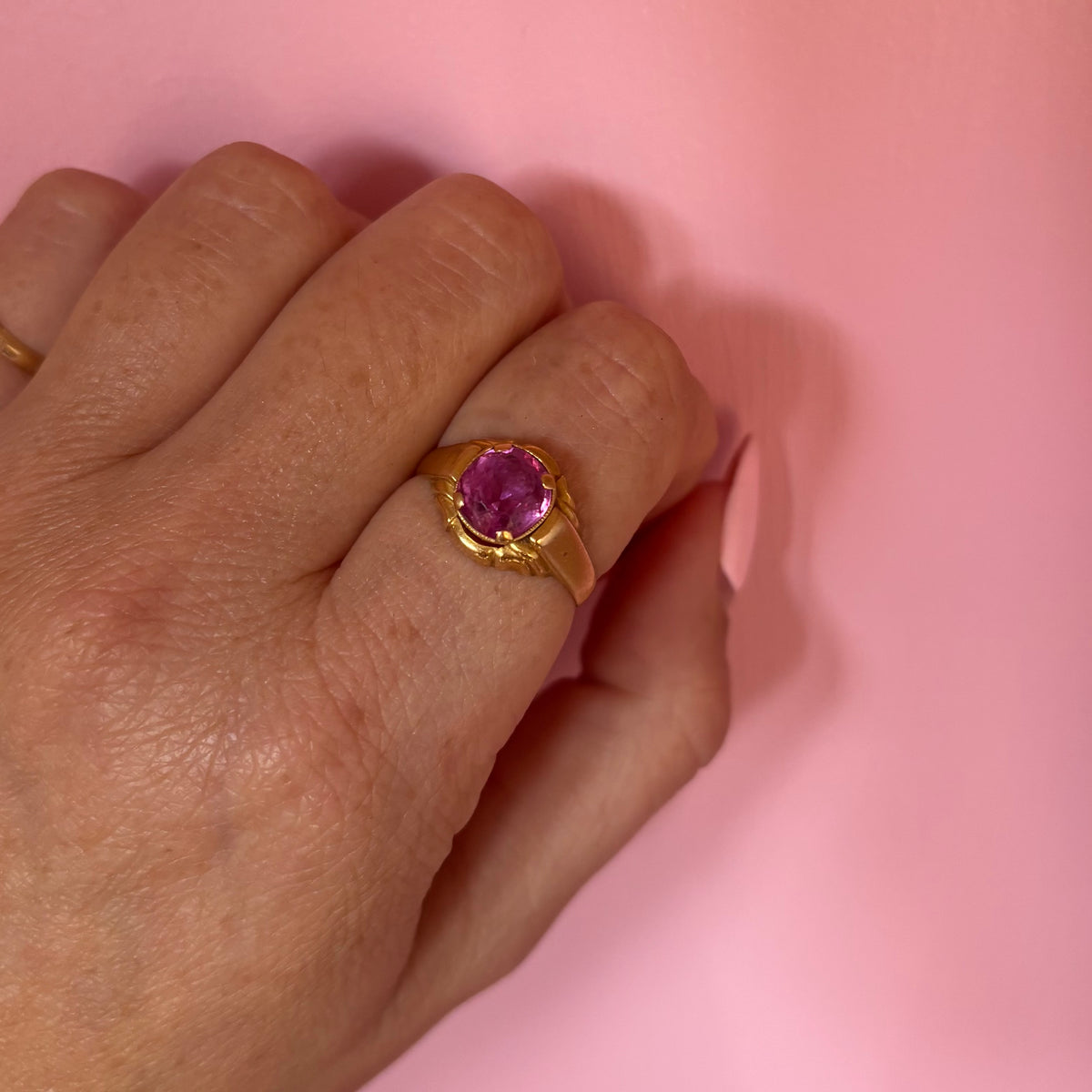 Vintage 18ct gold pink sapphire ring