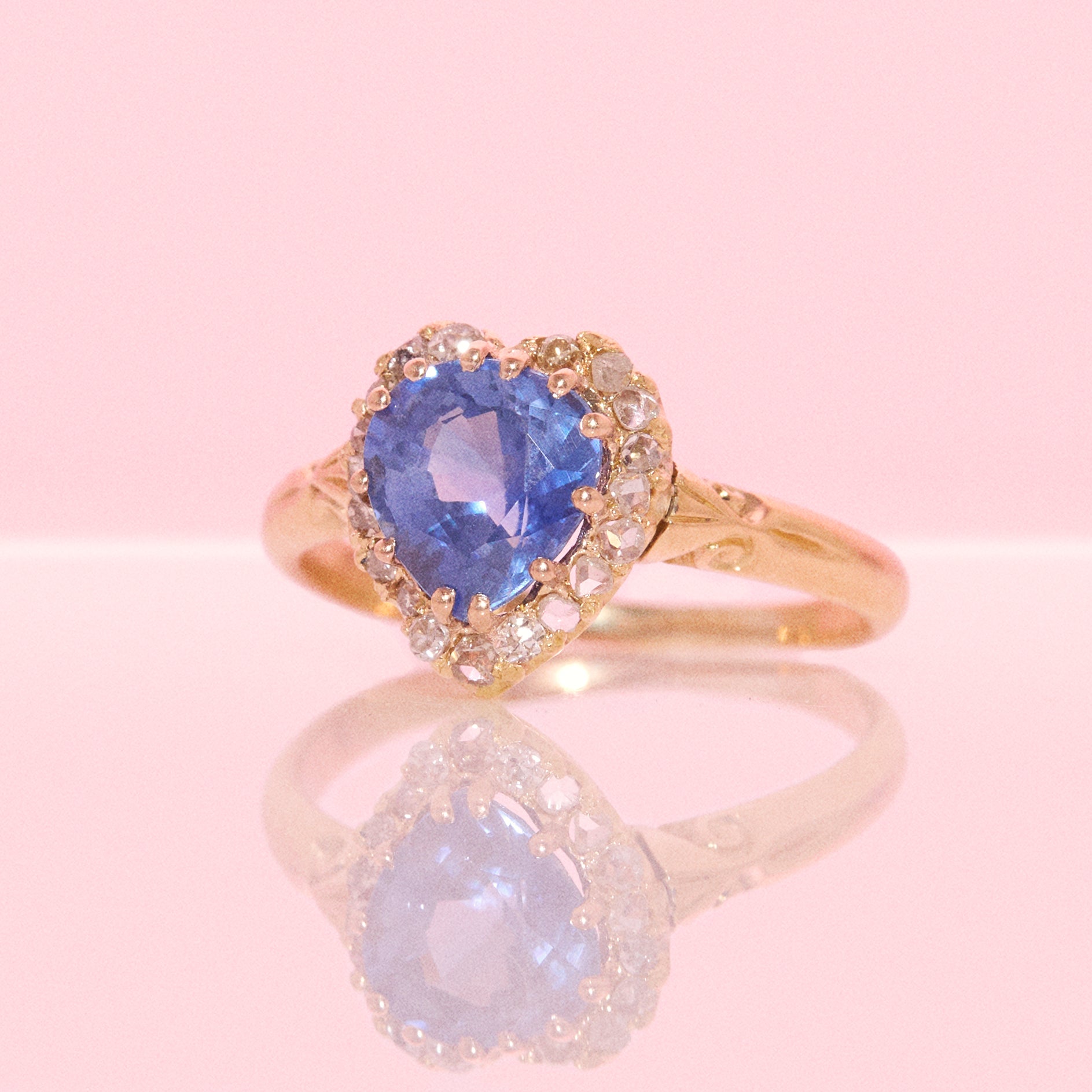 Vintage 18ct gold heart shaped 2.10ct Sri Lankan sapphire Victorian ring