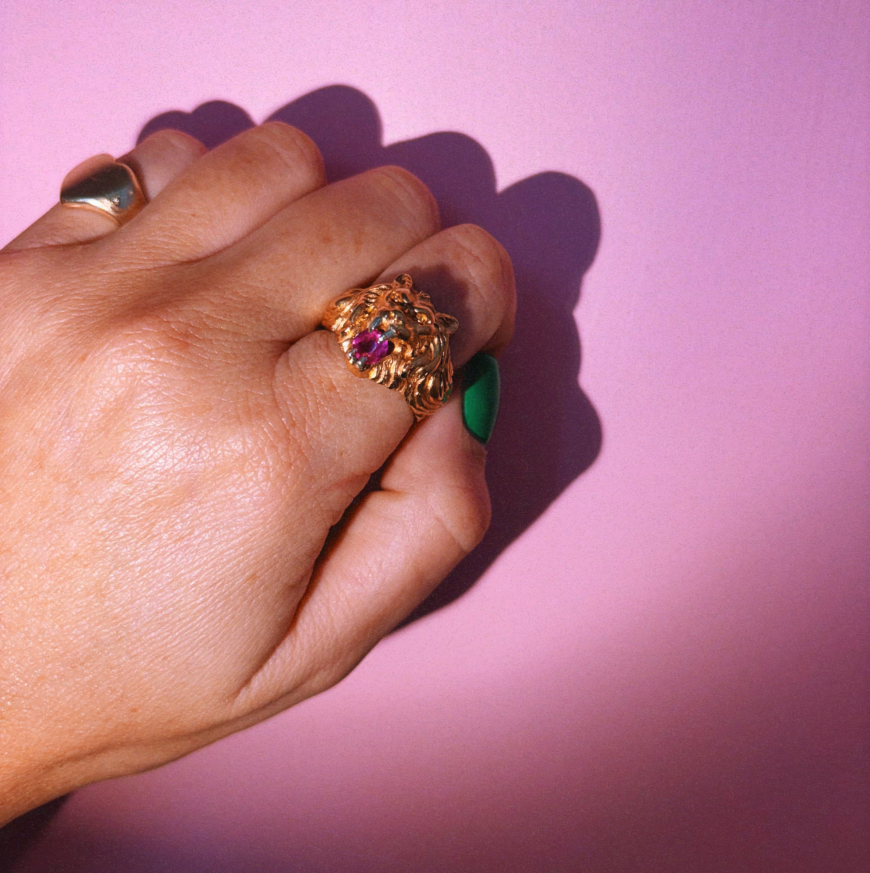 18ct gold pink sapphire lion ring
