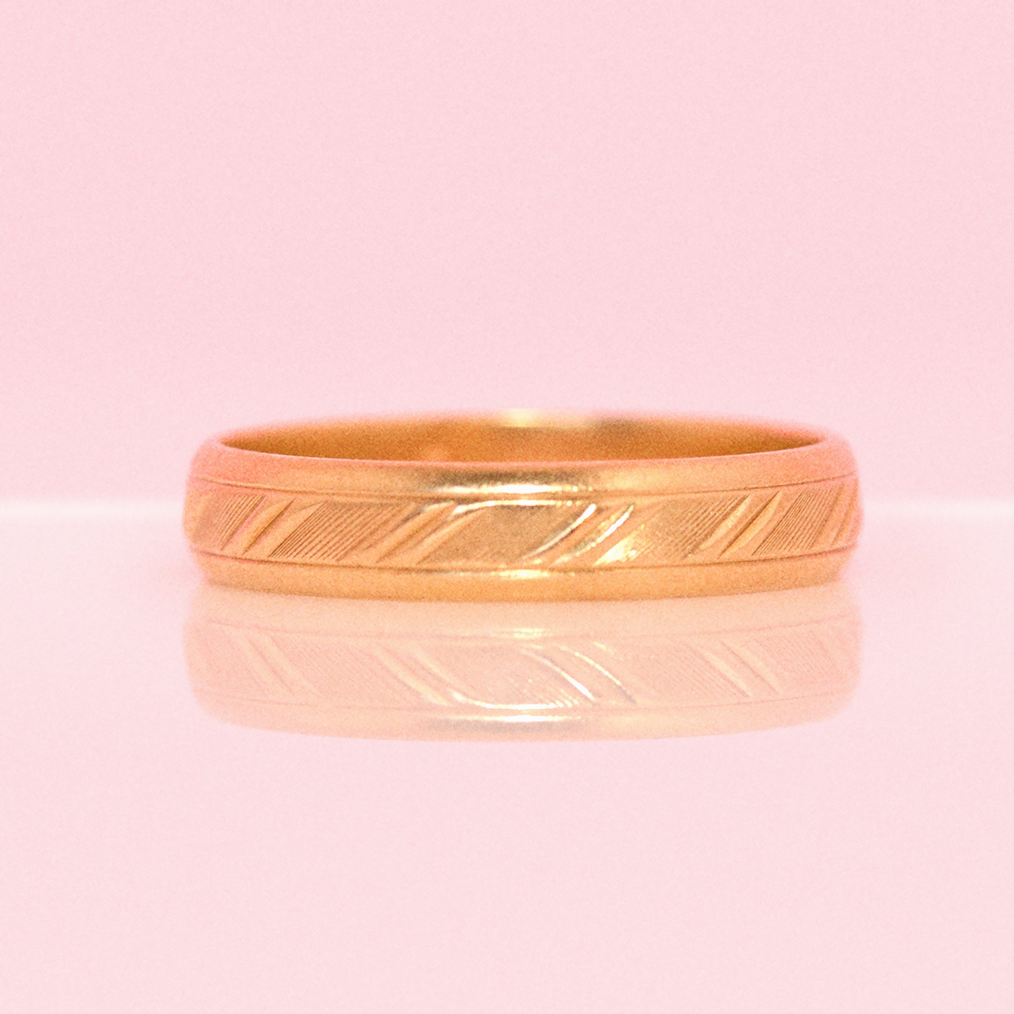 18ct gold engraved band