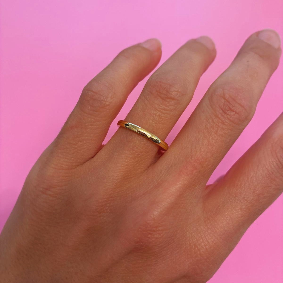 18ct gold 2mm curved band
