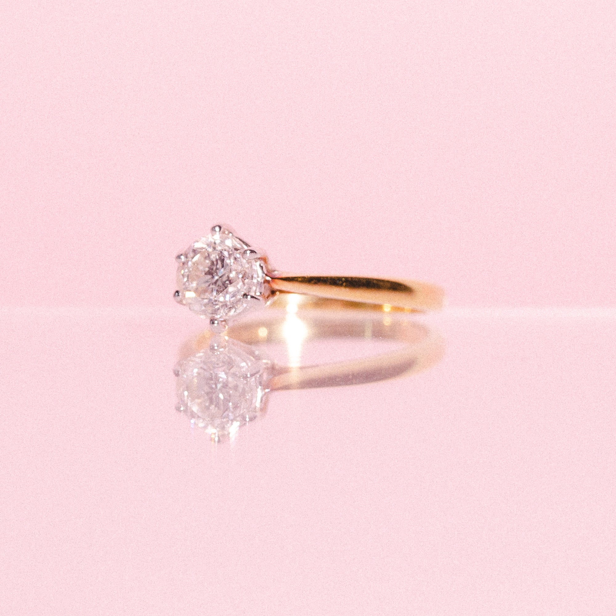 18ct yellow gold ring set with one diamond
