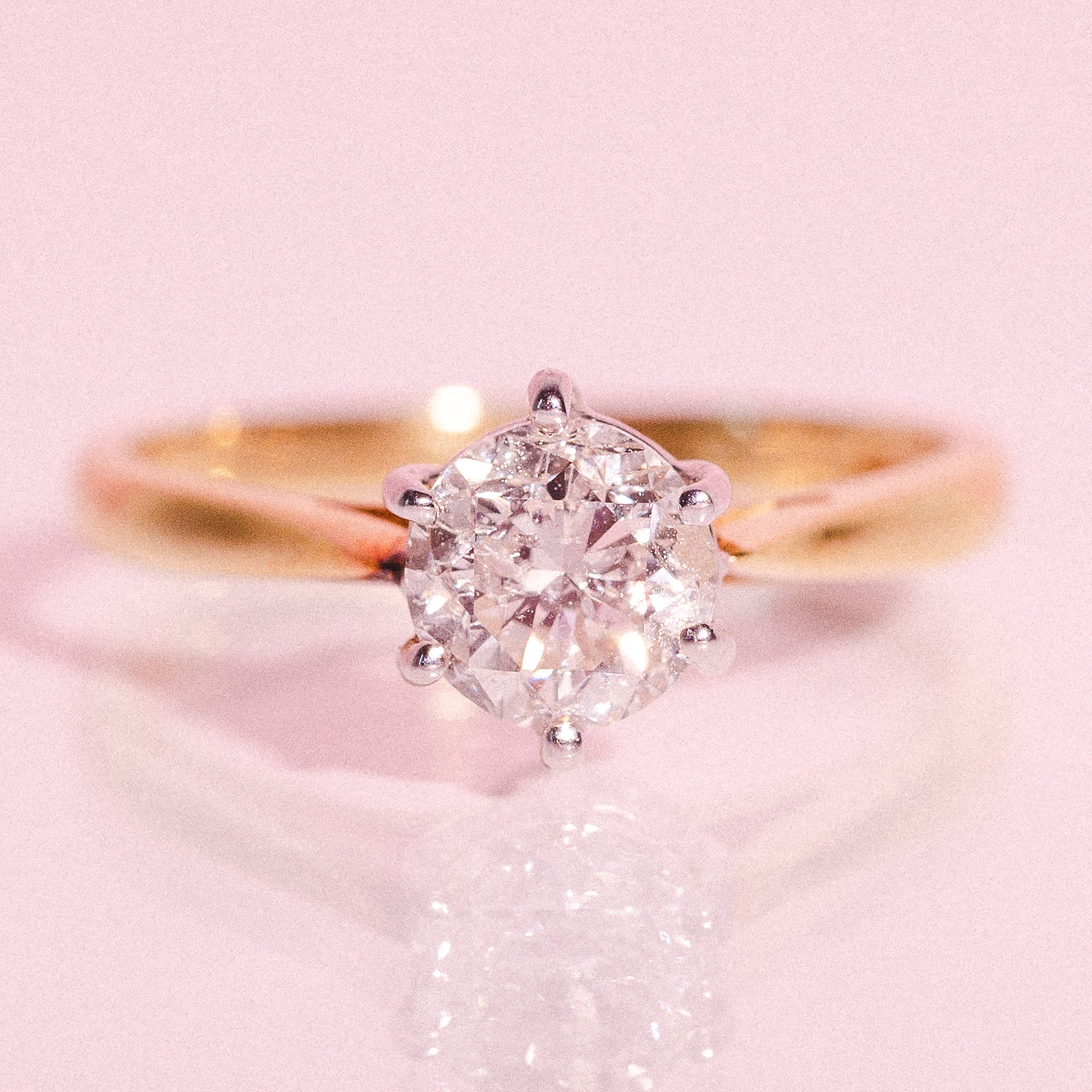 18ct yellow gold ring set with one diamond