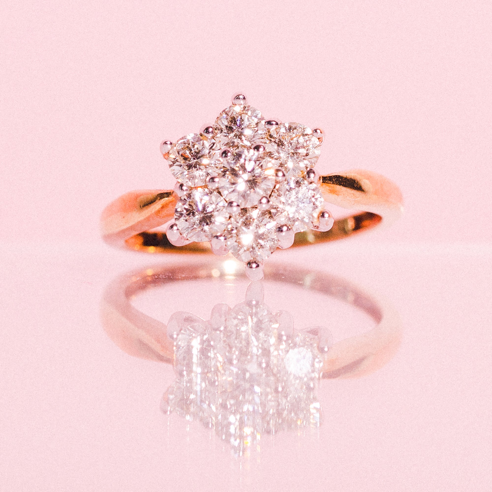 9ct gold ring set with a diamond daisy