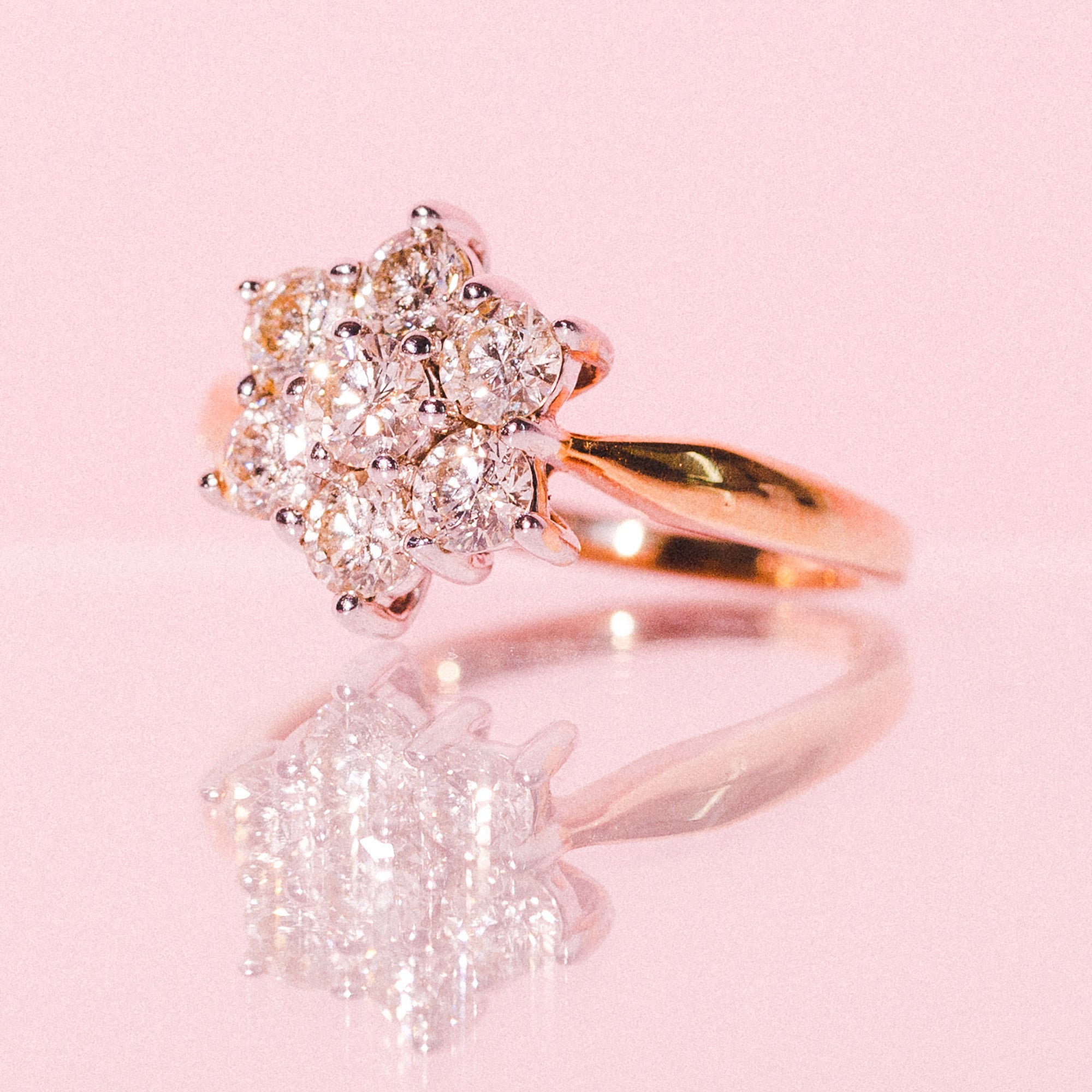 9ct gold ring set with a diamond daisy