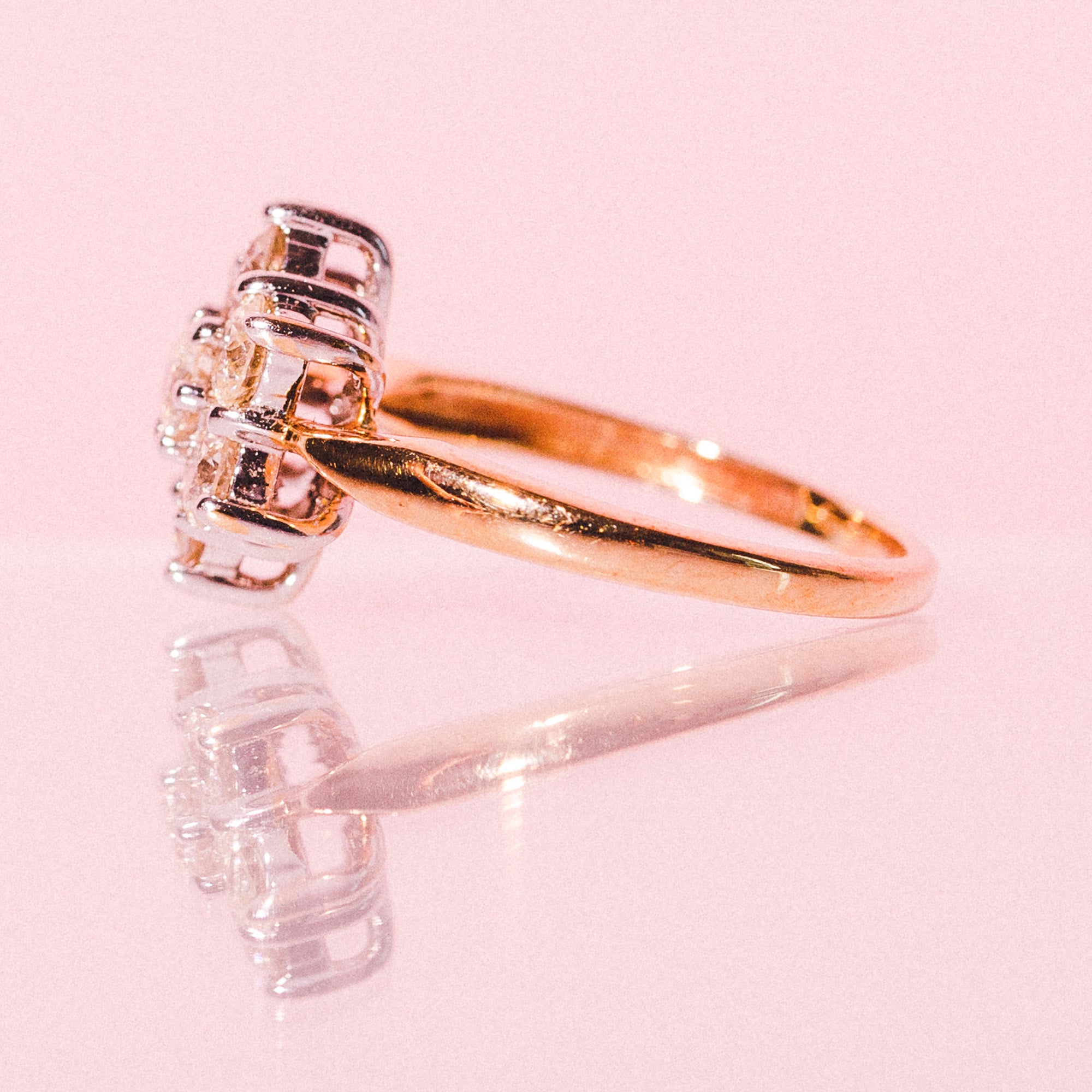9ct gold ring set with a diamond daisy