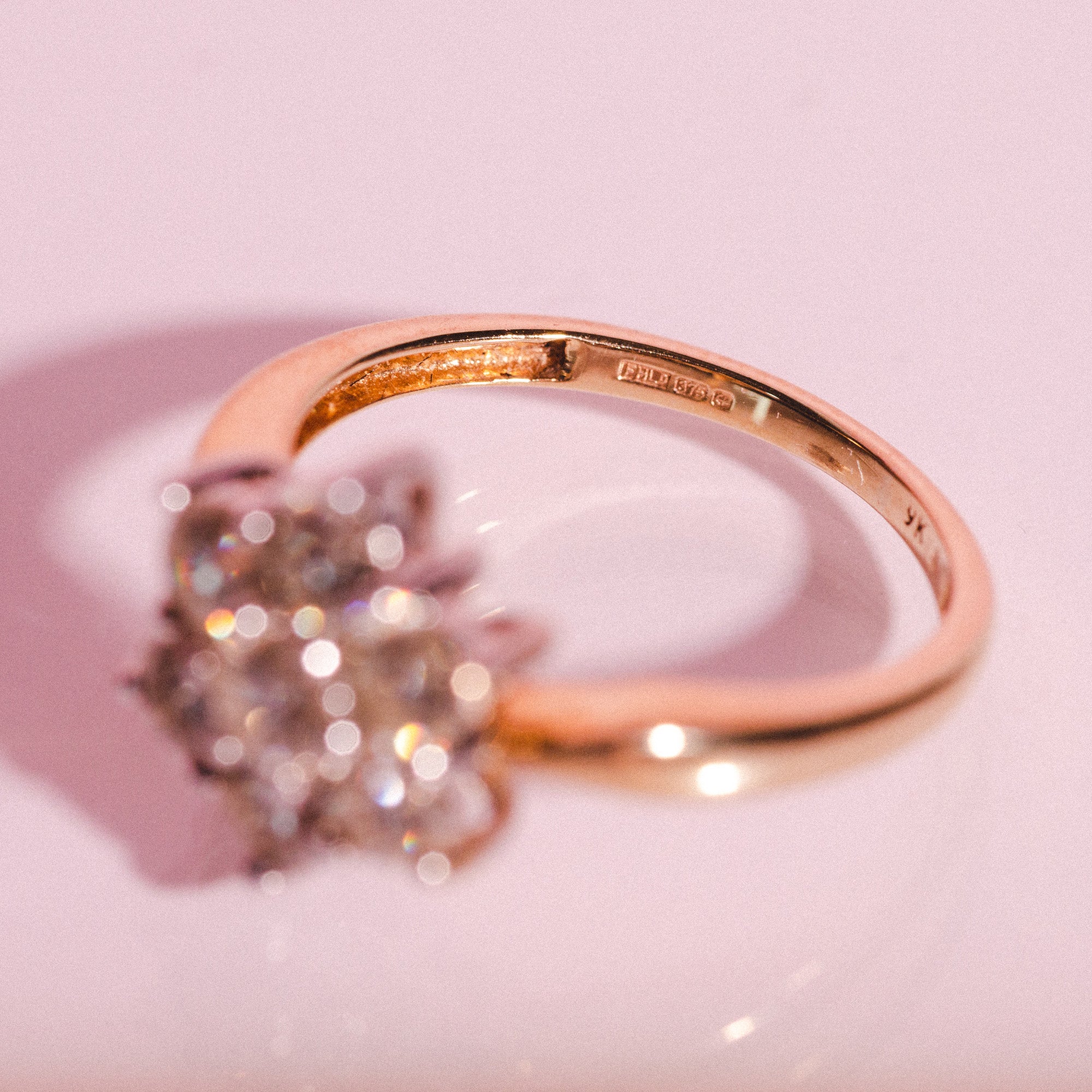 9ct gold ring set with a diamond daisy