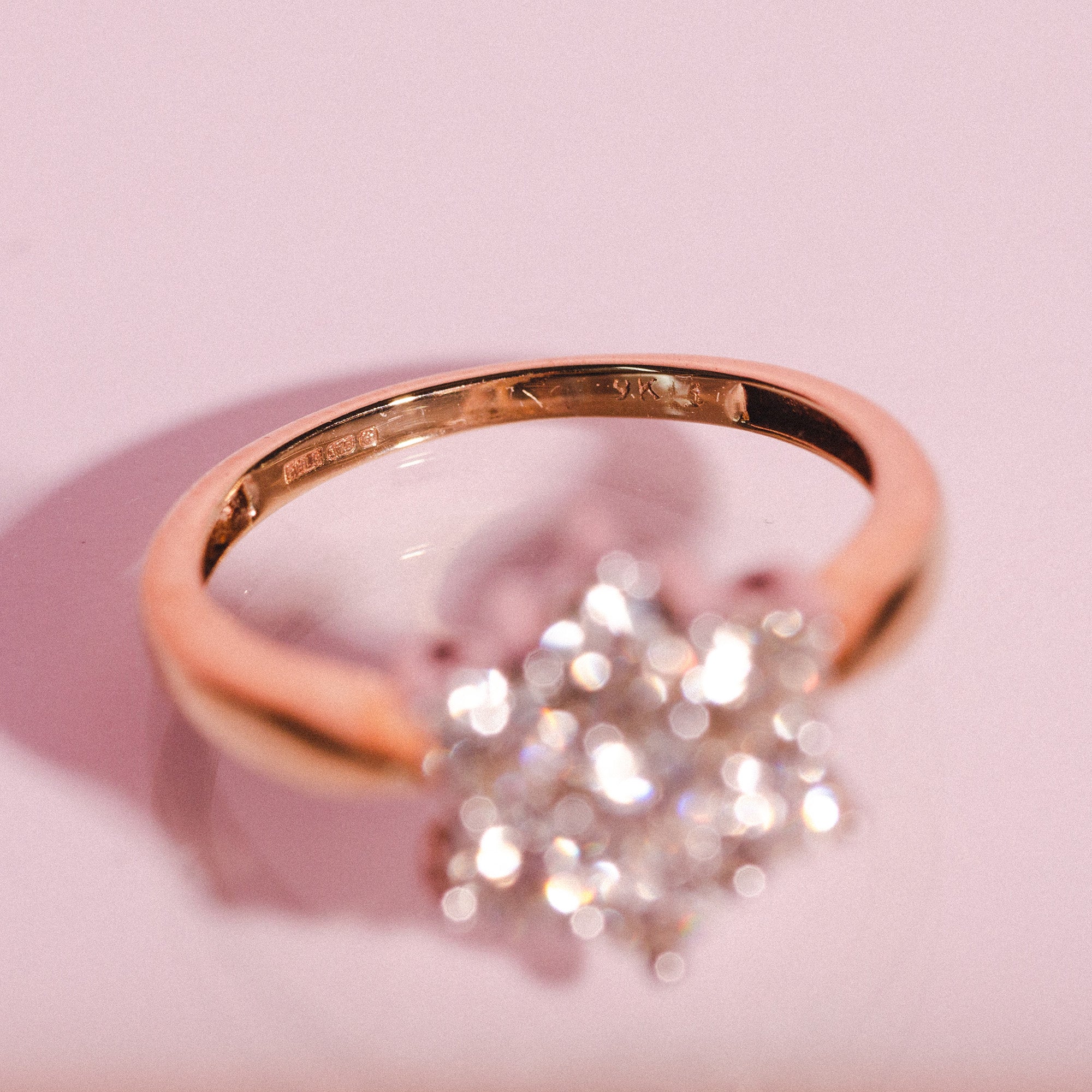 9ct gold ring set with a diamond daisy