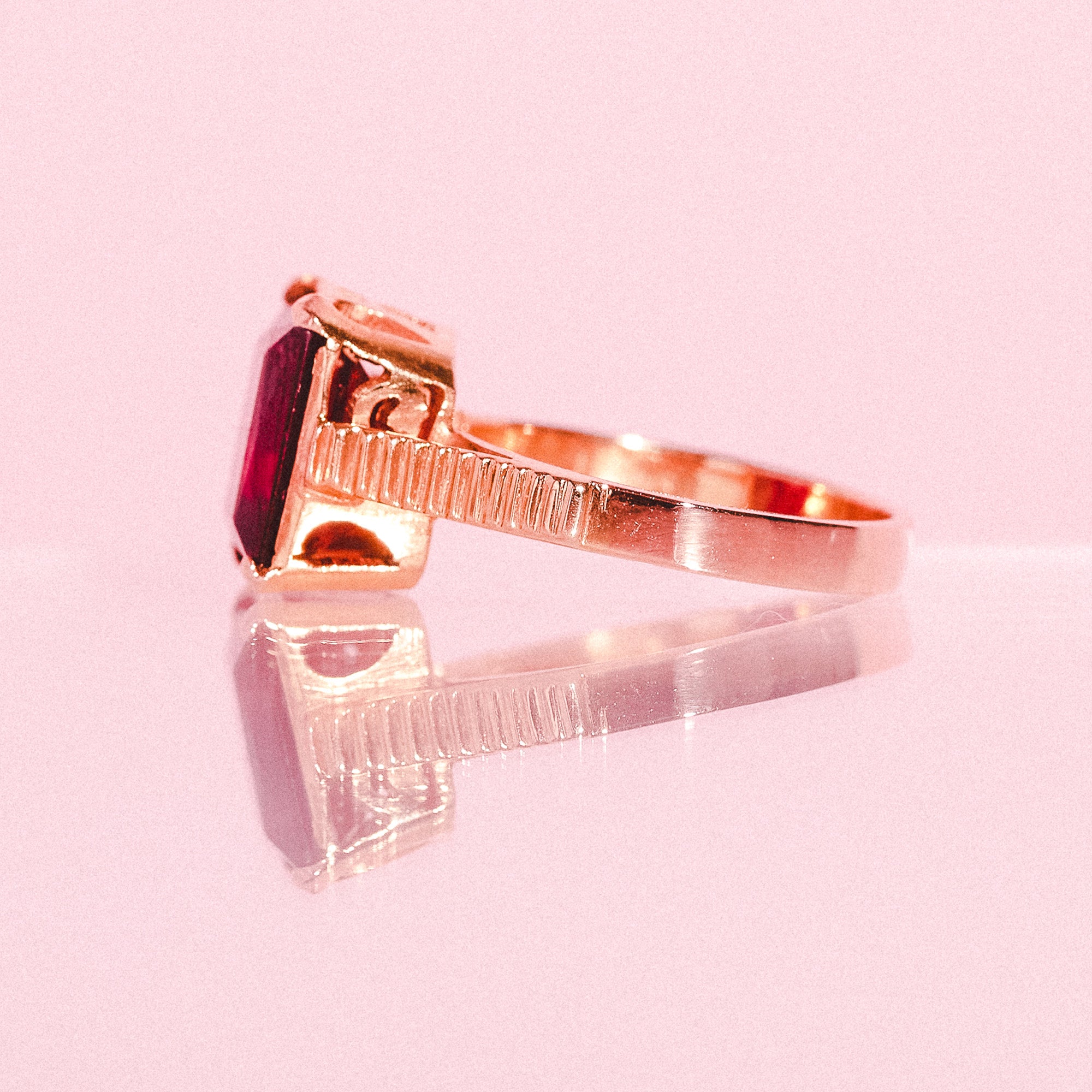 18ct gold ring set with a single garnet