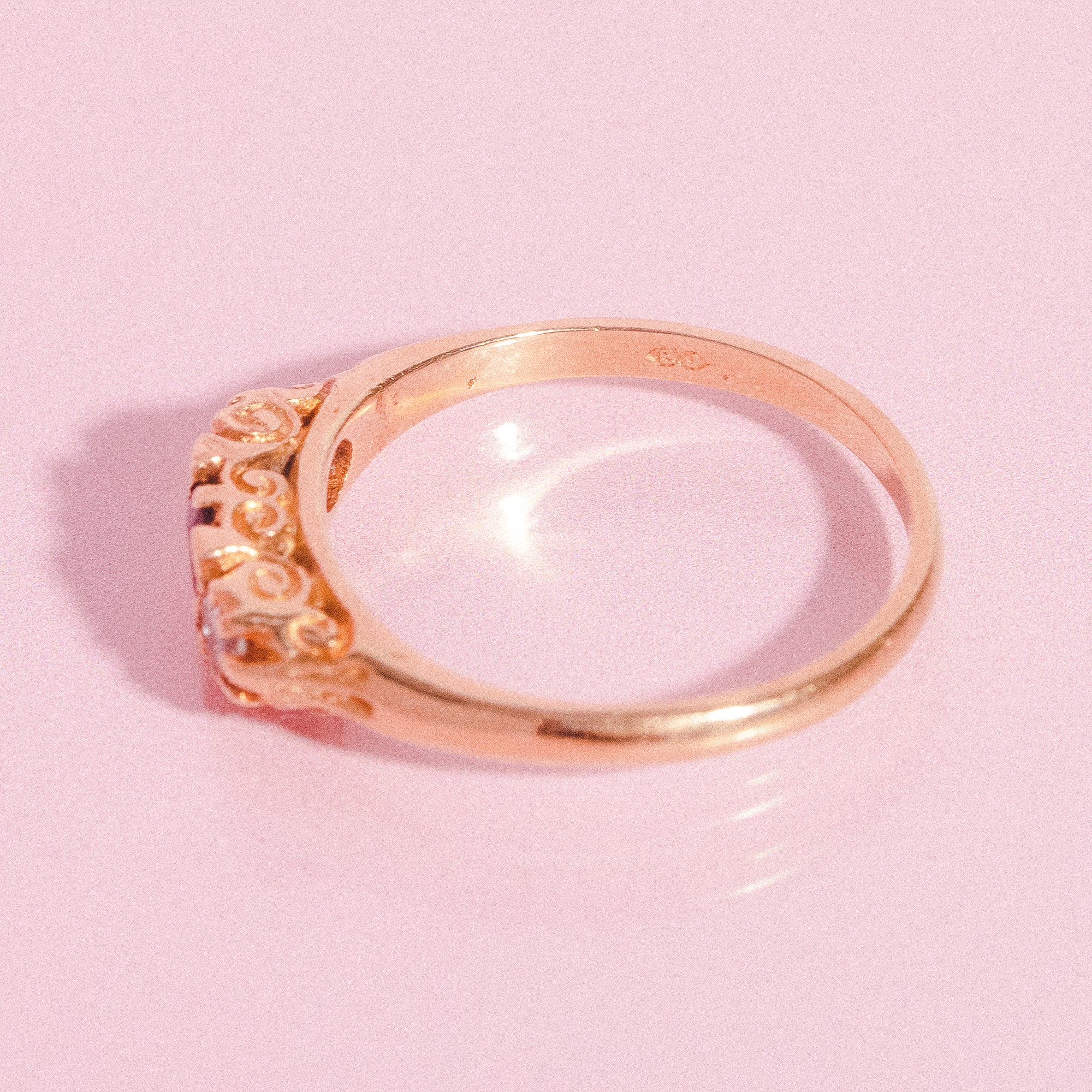 18ct gold ring set with sapphires and diamonds
