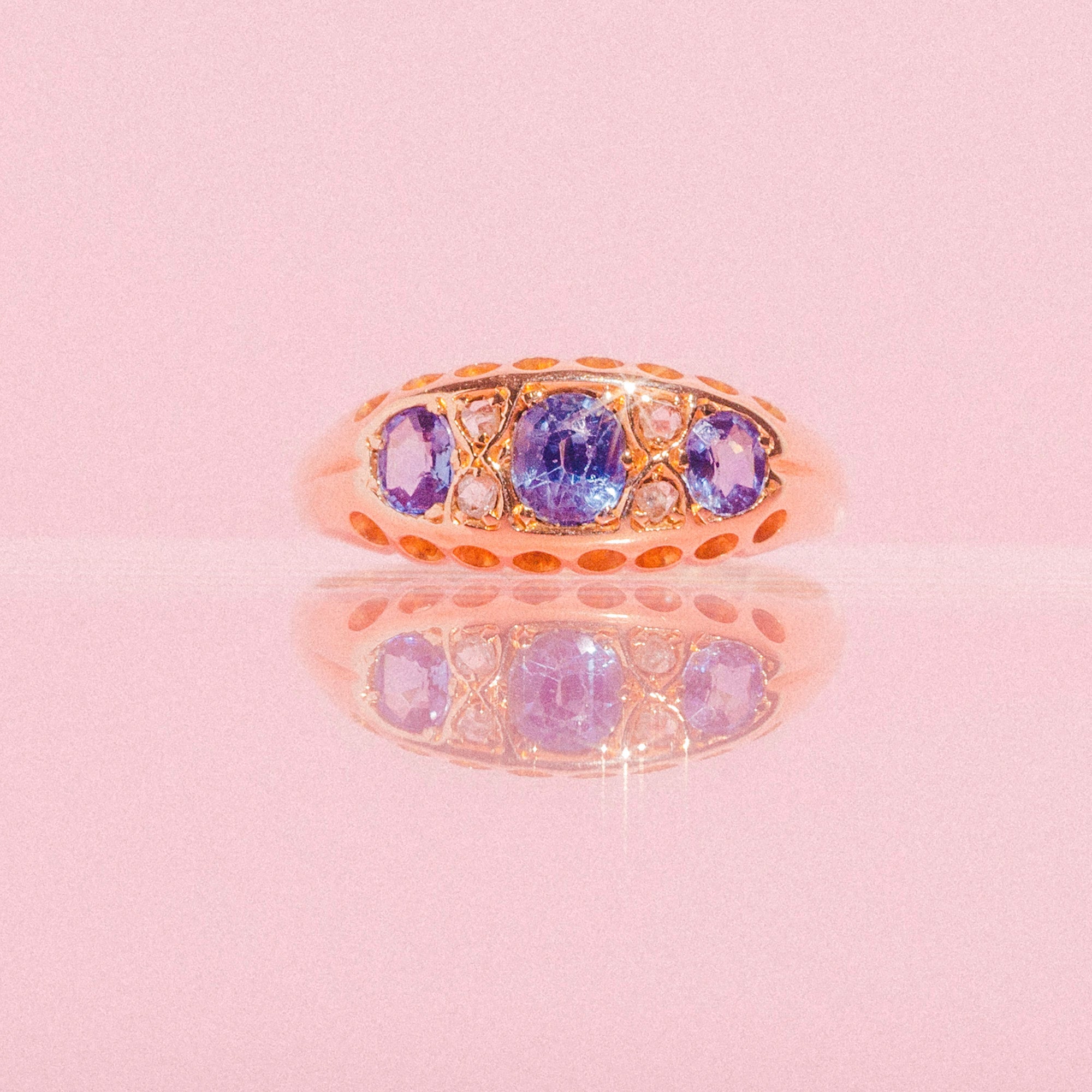 18ct gold antique ring set with sapphires and diamonds
