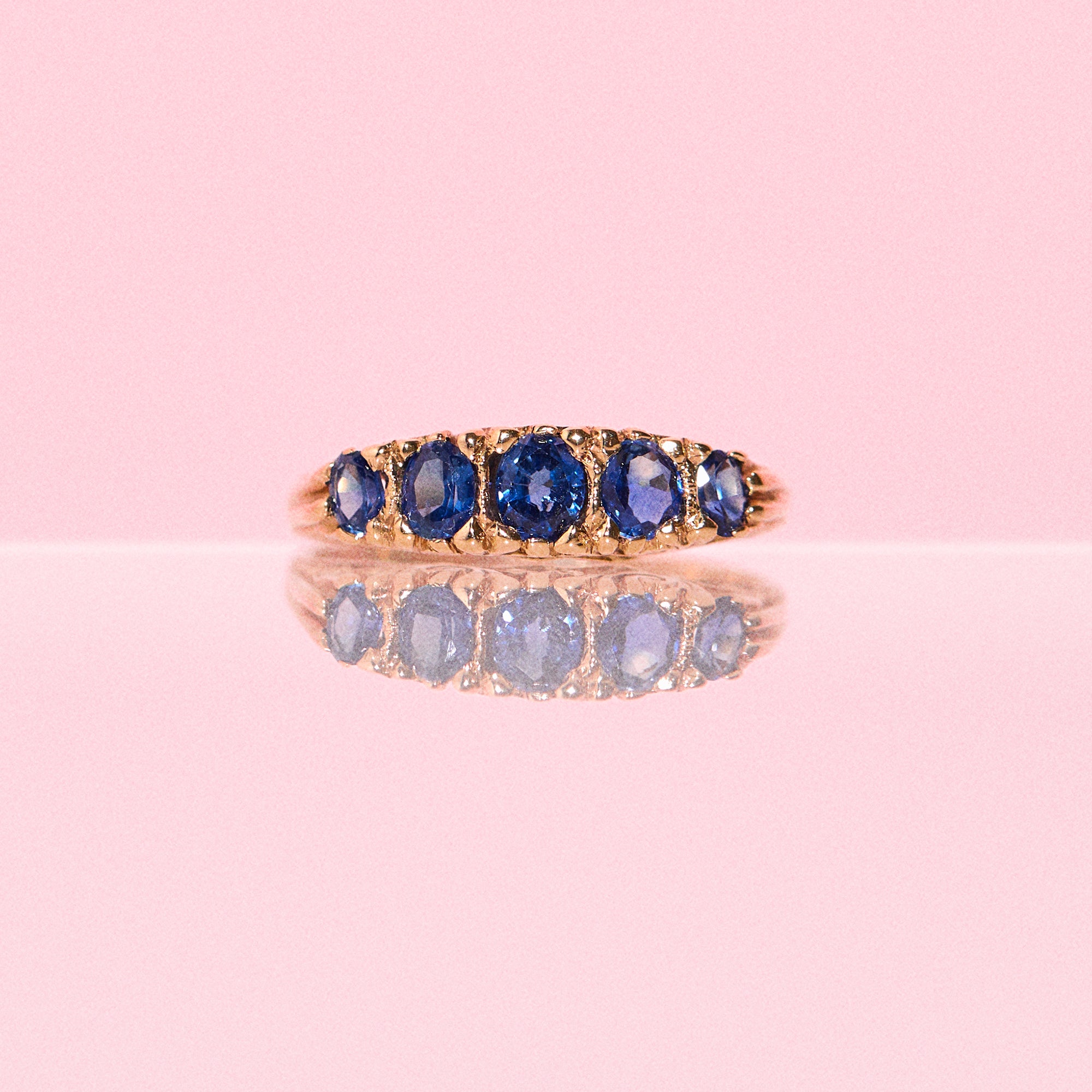 18ct gold ring set with sapphires
