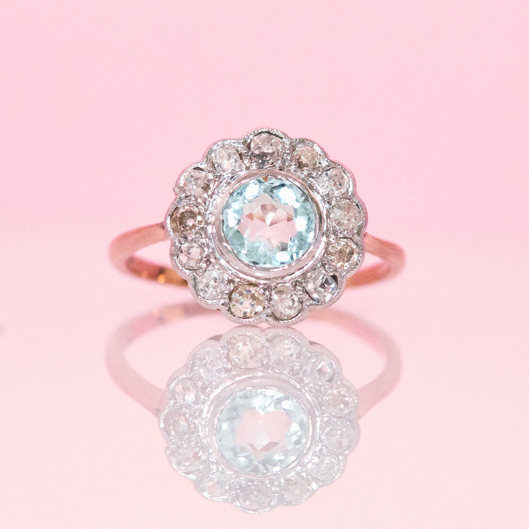 14ct gold ring set with an aquamarine and diamonds