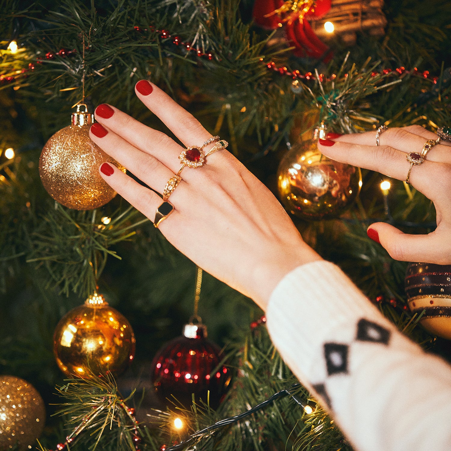 18ct gold gypsy ring set with five diamonds in a carved band