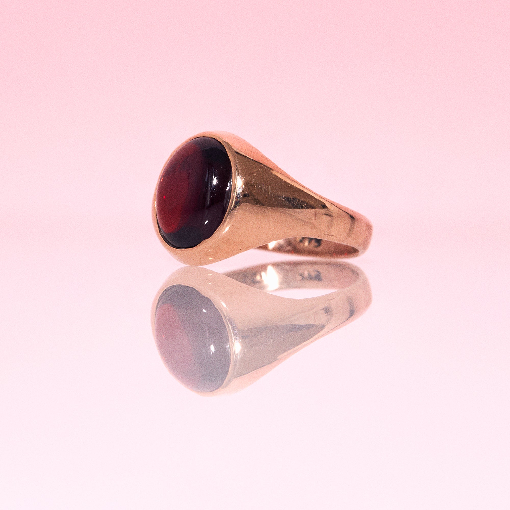9ct gold ring with a garnet