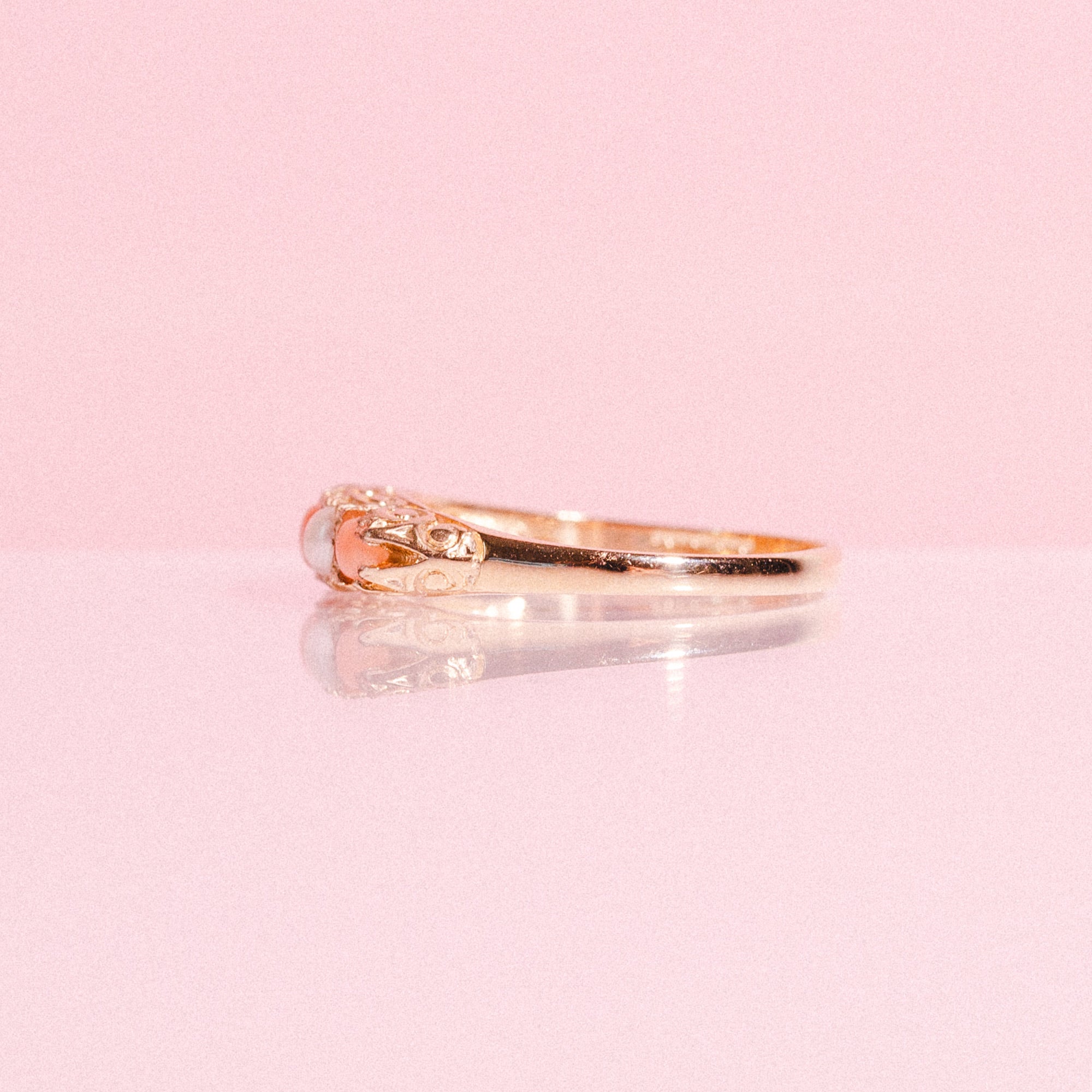 9ct gold ring set with corals and pearls