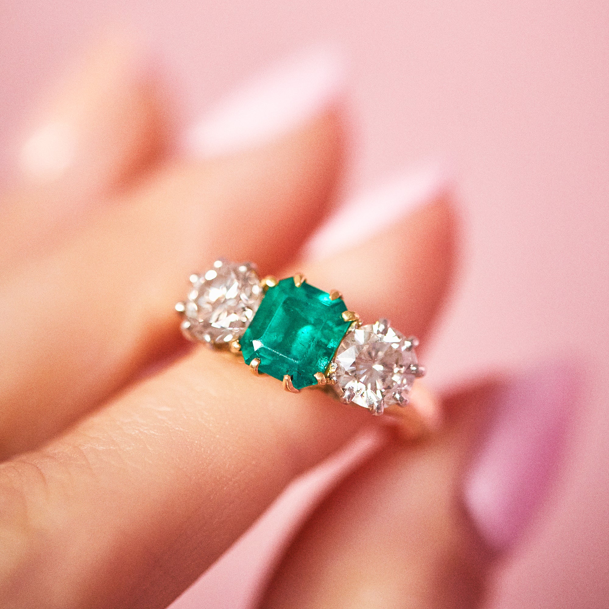 18ct gold ring set with an emerald and diamonds