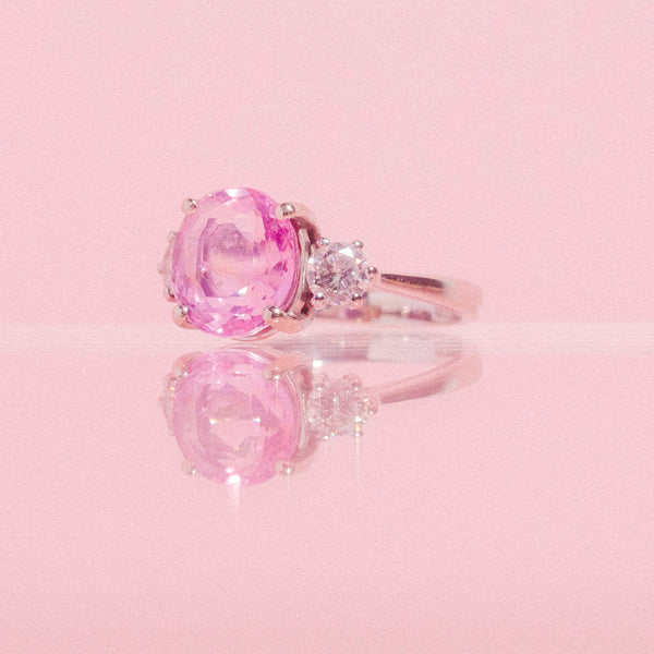 18ct white gold ring set with a pink sapphire and two diamonds