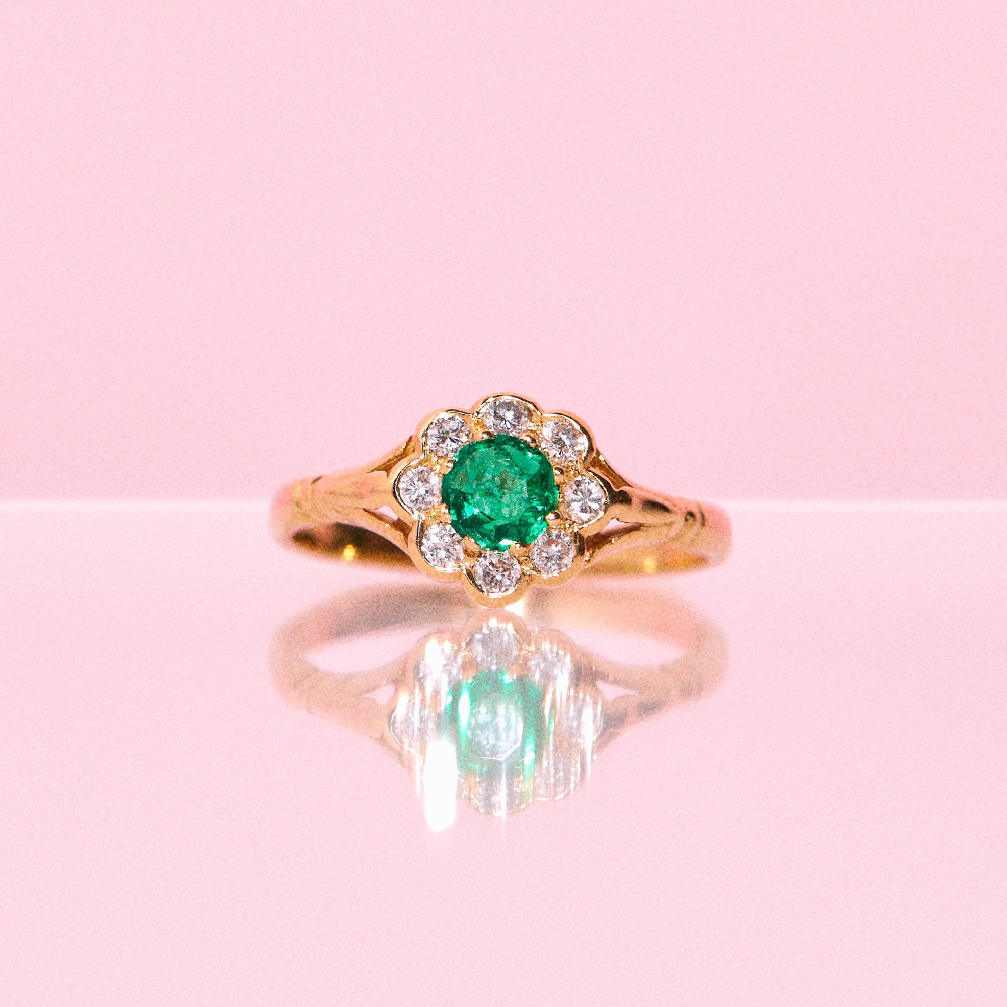18ct gold ring set with an emerald and diamonds