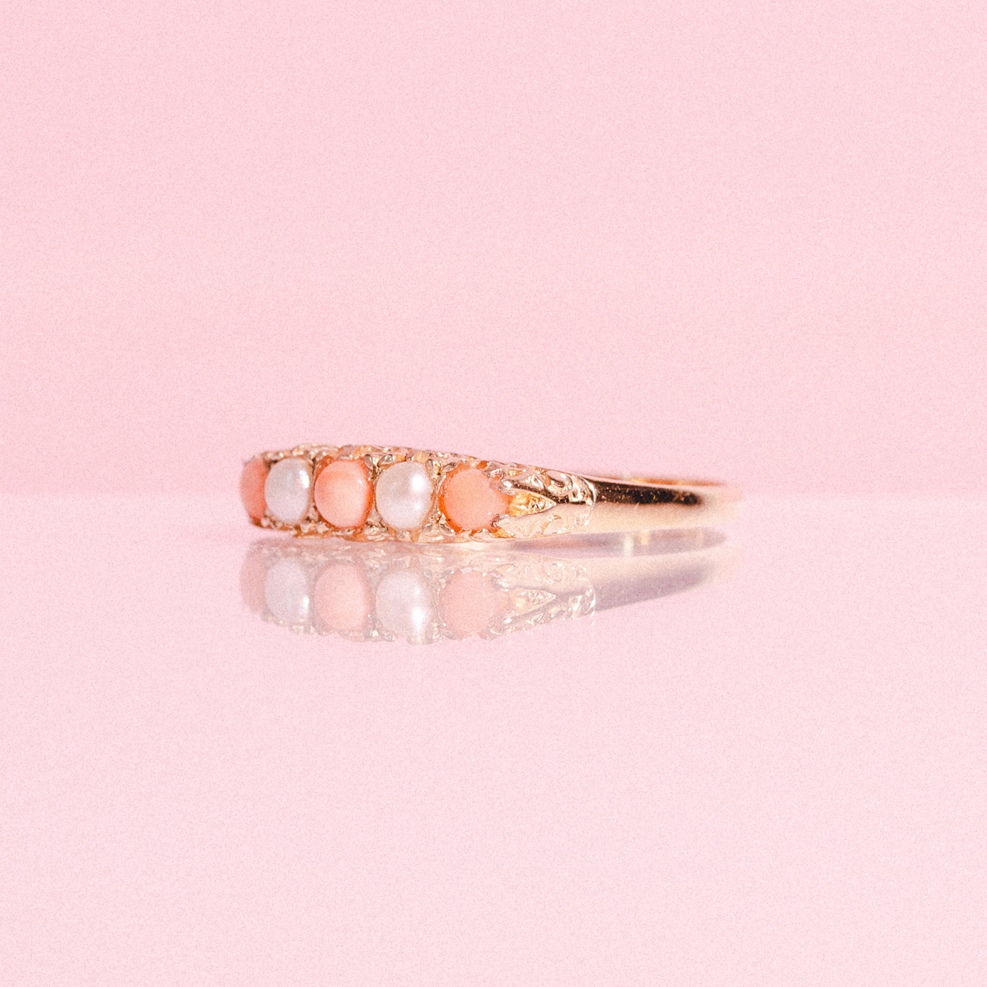 9ct gold ring set with corals and pearls