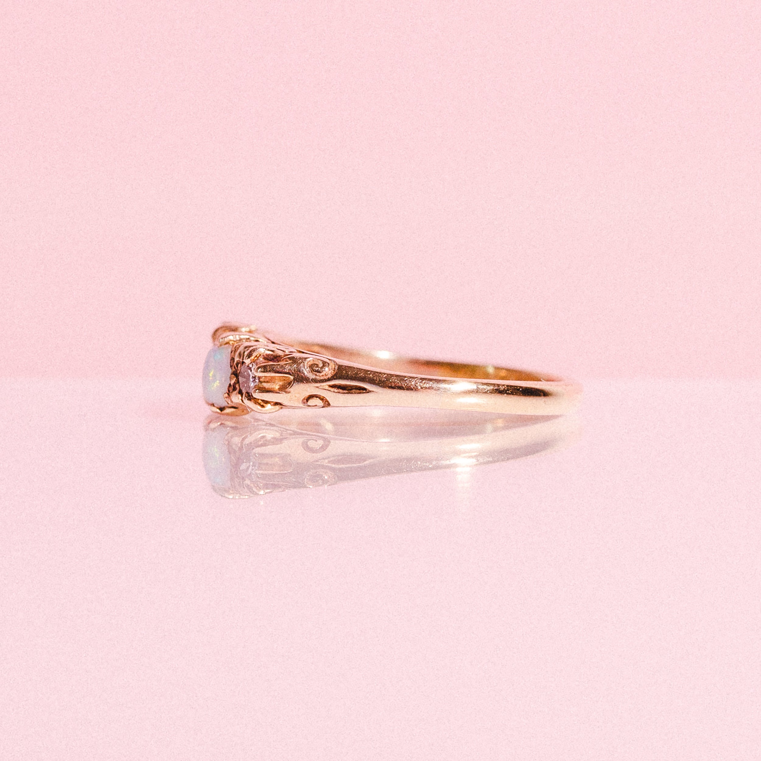 18ct gold ring set with opals and diamonds