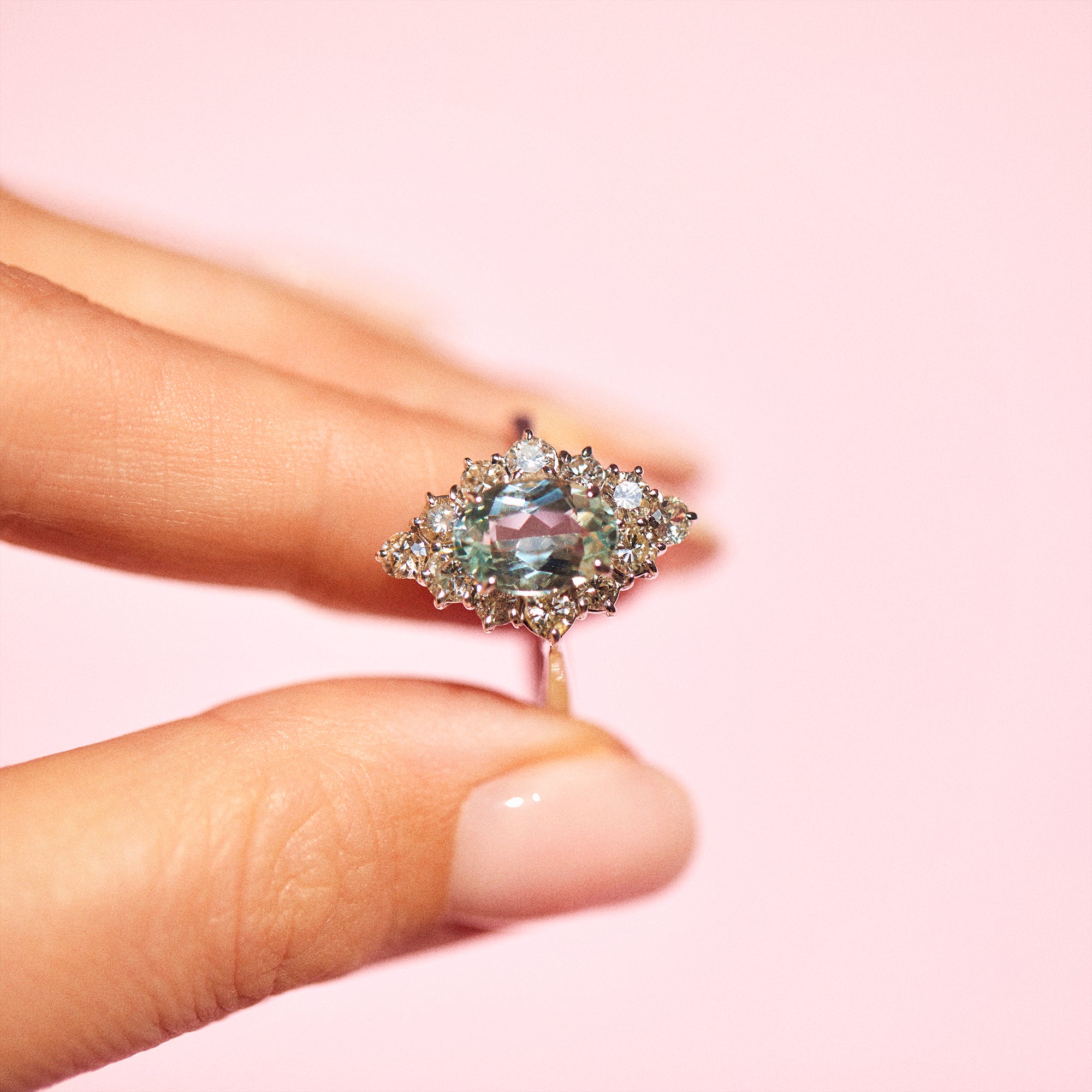 18ct white gold ring set with an aquamarine and diamonds