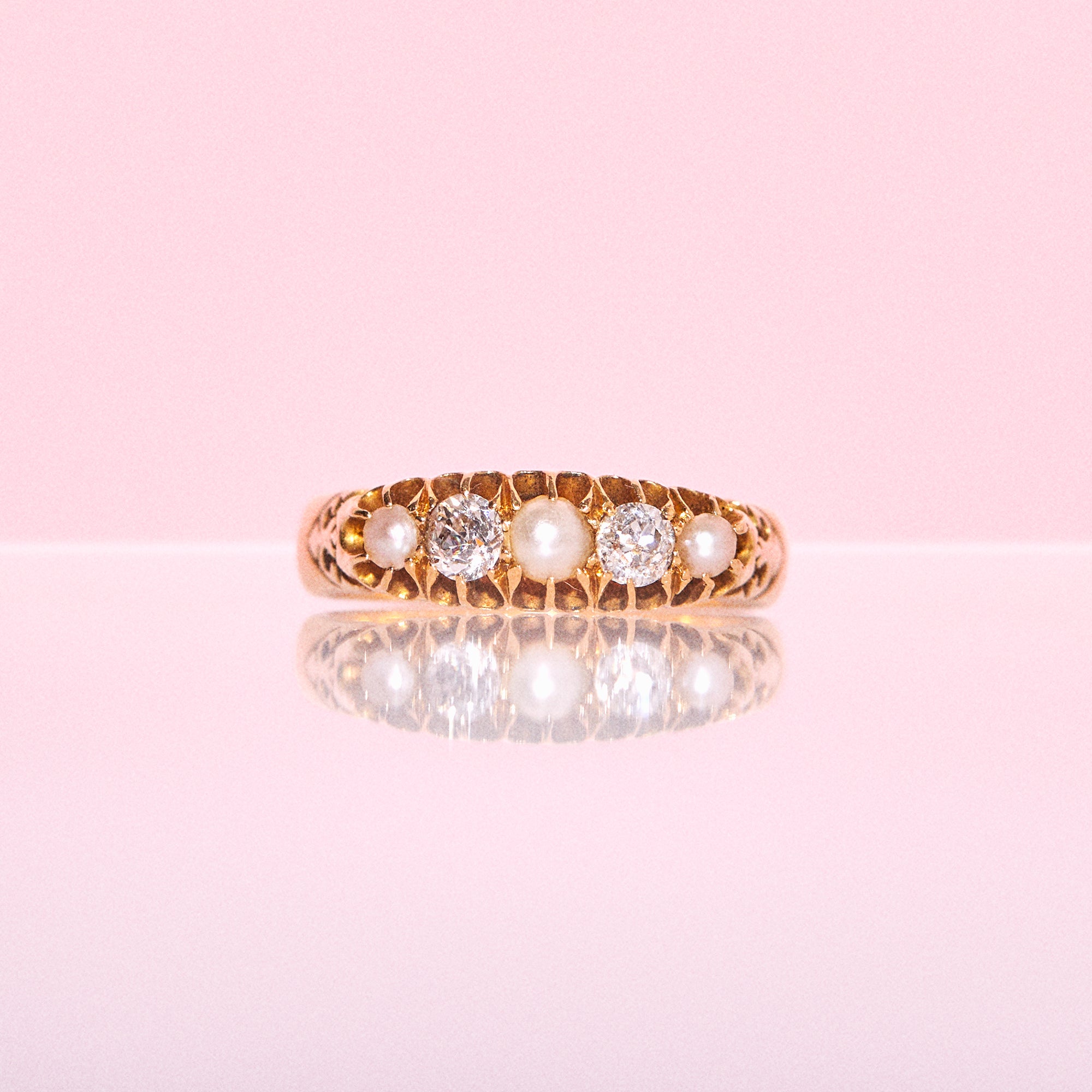 18ct gold ring set with pearls and diamonds