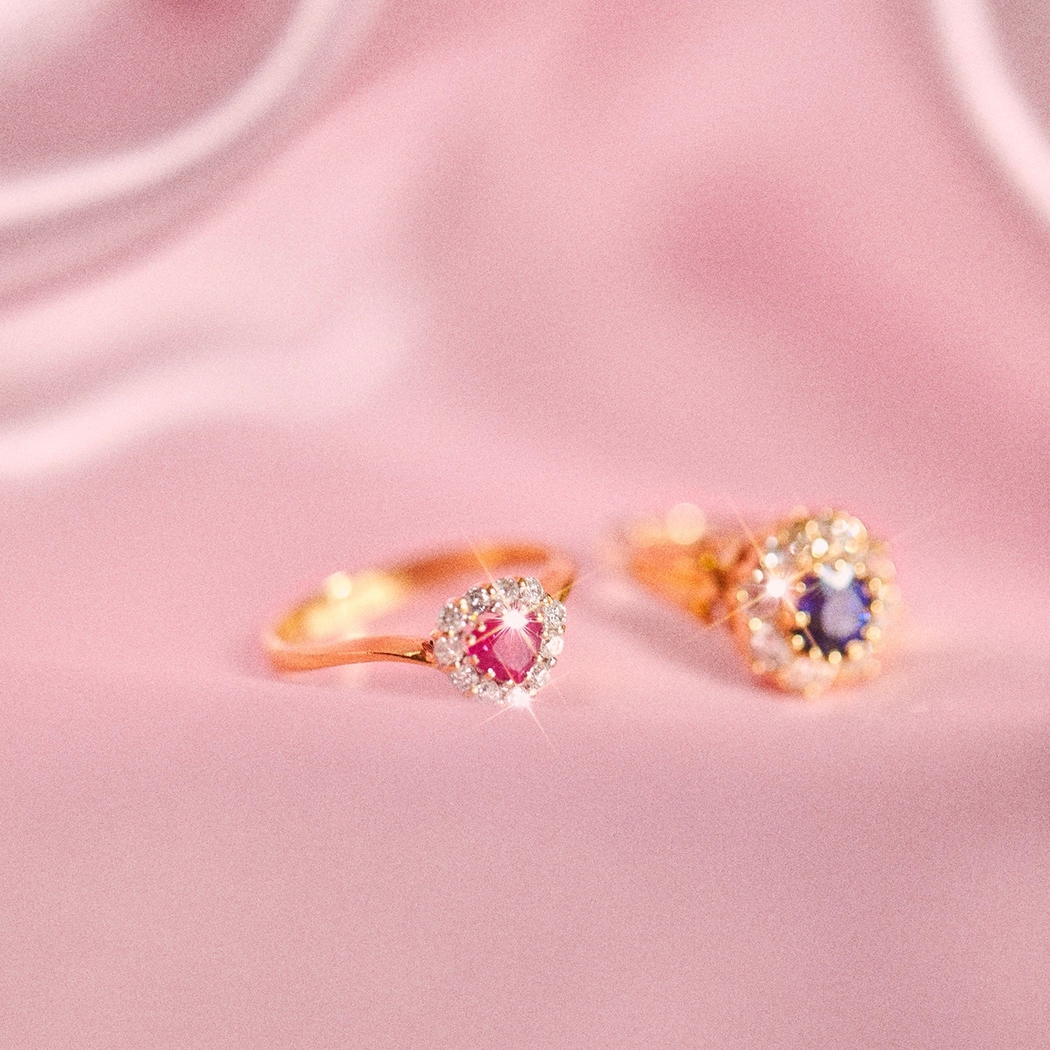 18ct gold ring set with a sapphire and diamonds