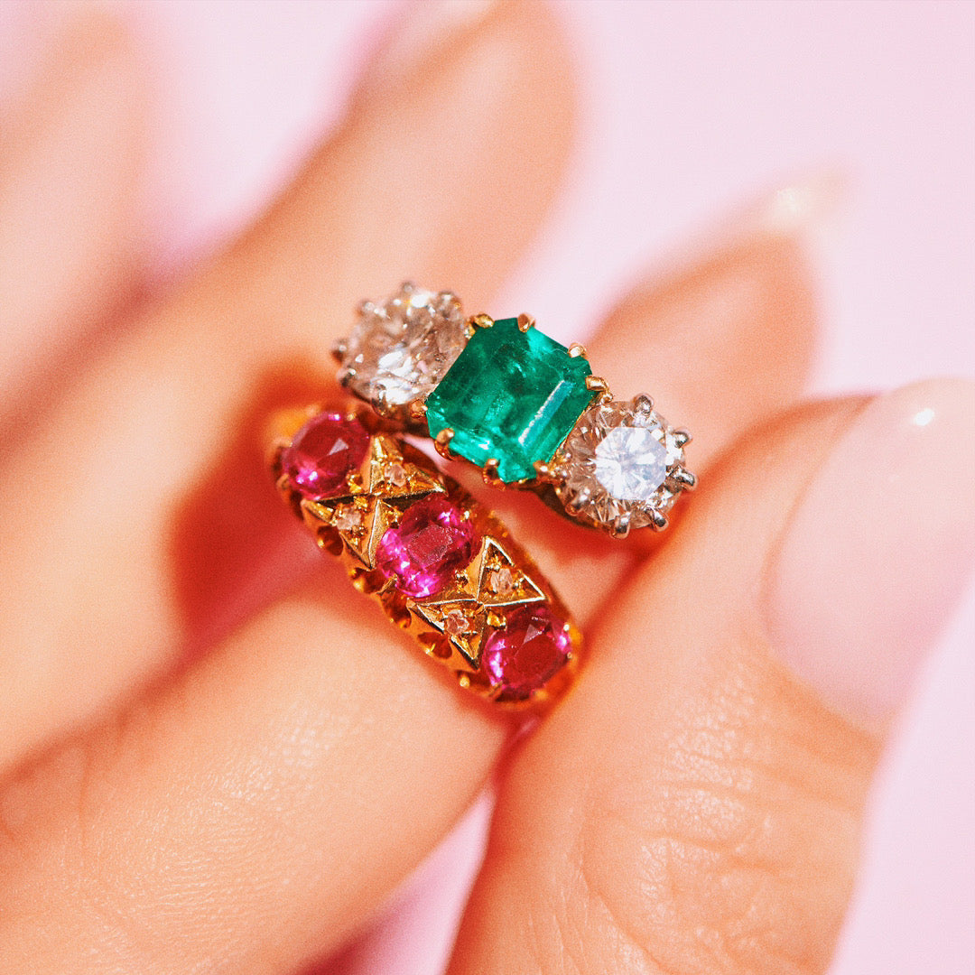 18ct gold ring set with an emerald and diamonds