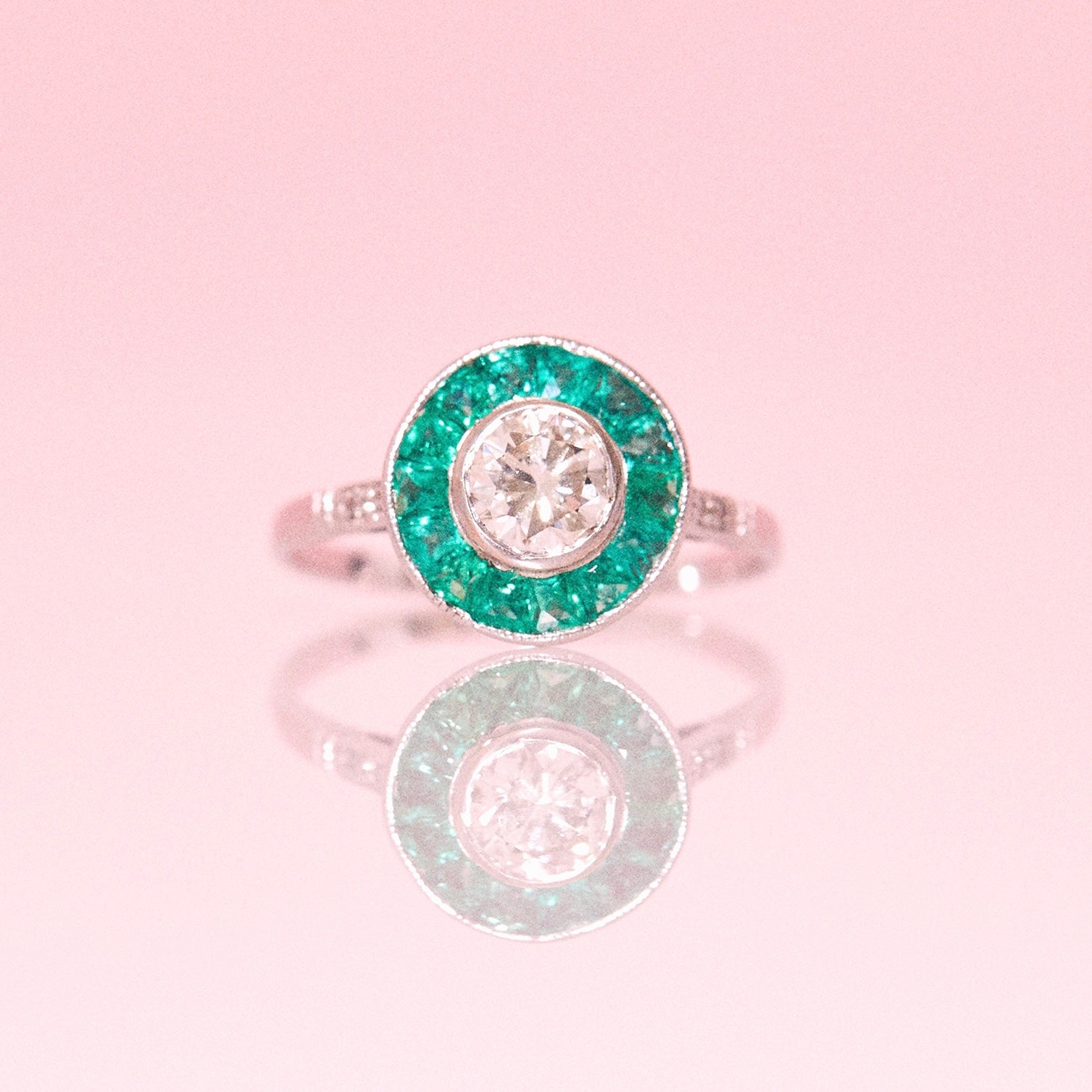 18ct gold Art Deco ring set with emeralds and a diamond