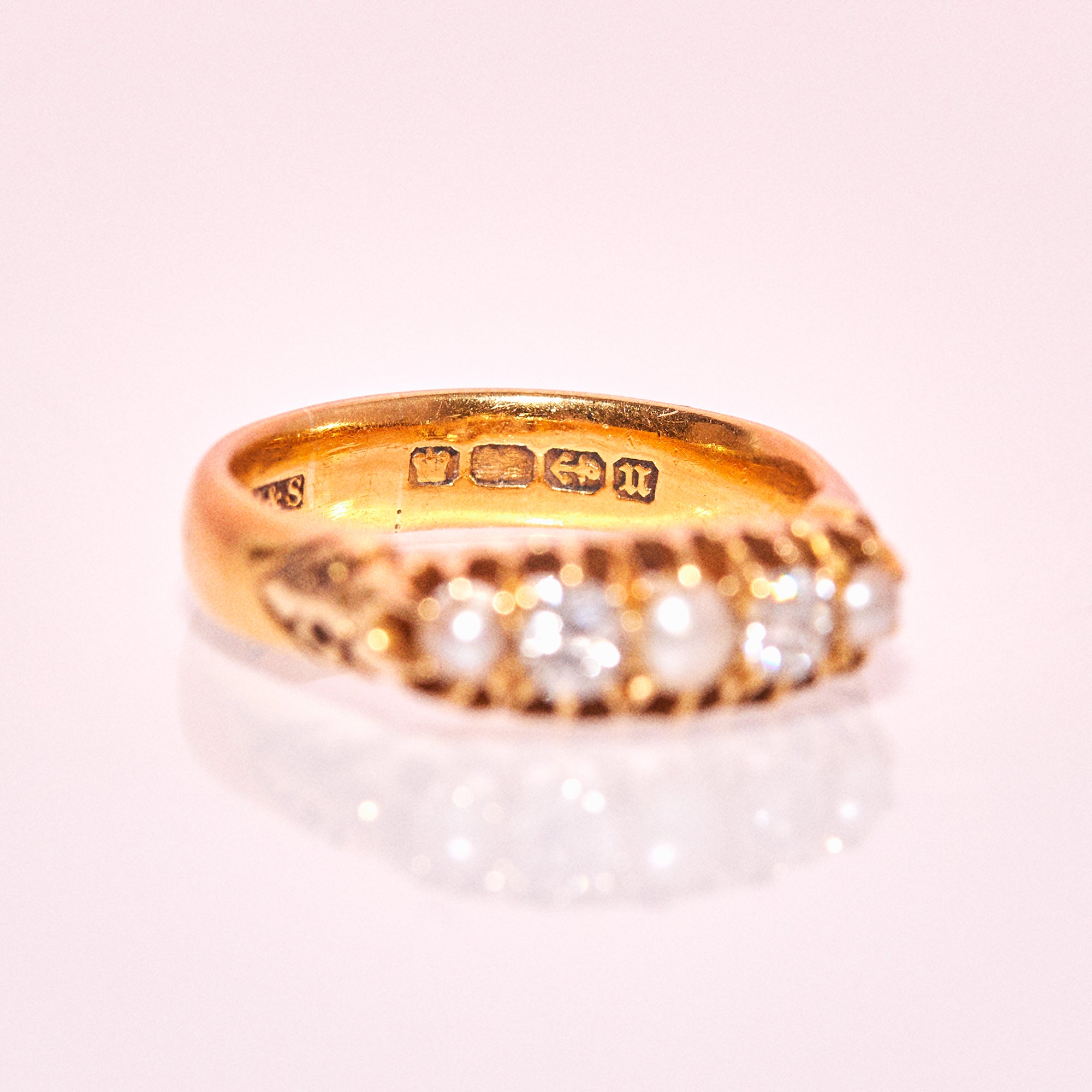 18ct gold ring set with pearls and diamonds