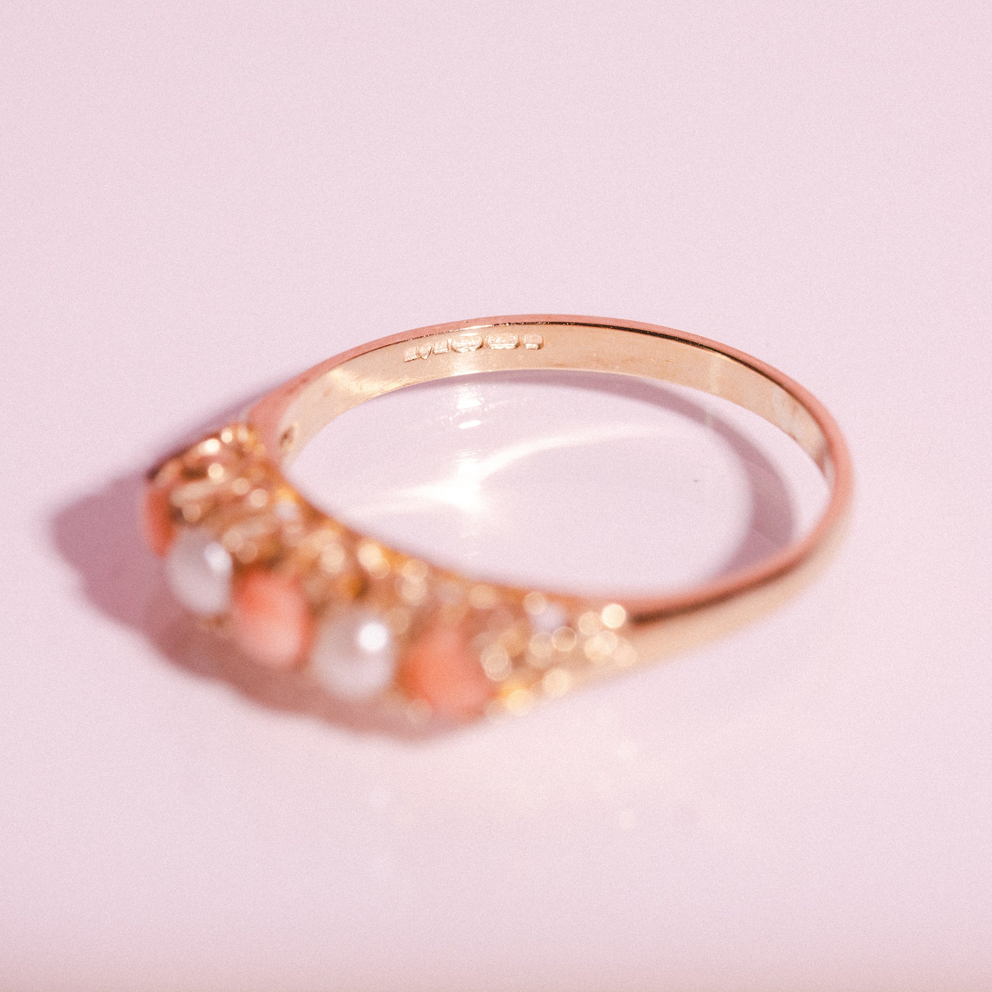 9ct gold ring set with corals and pearls