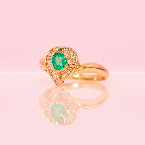 18ct gold emerald and baguette diamond ring