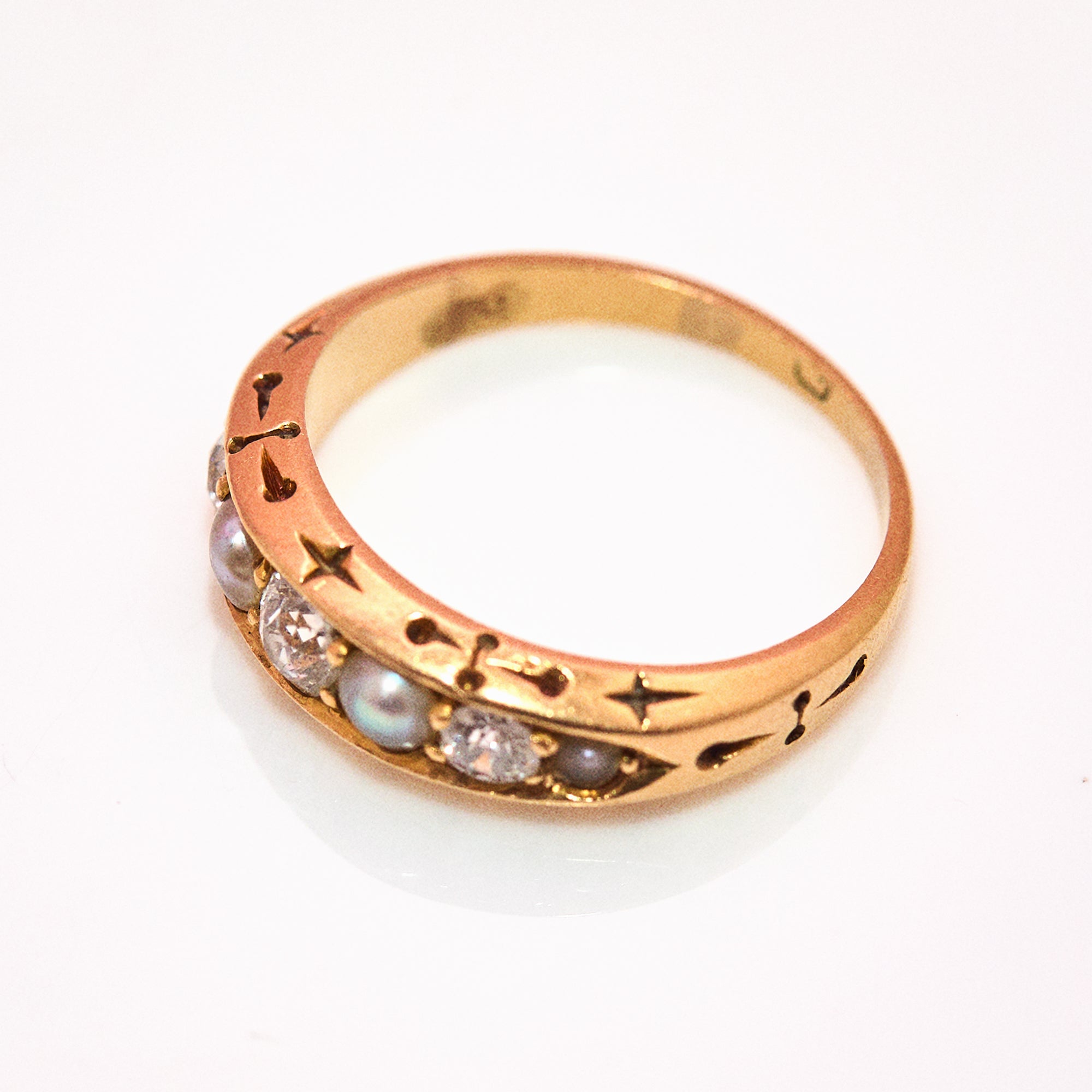 18ct gold pearl and diamond ring with star detail